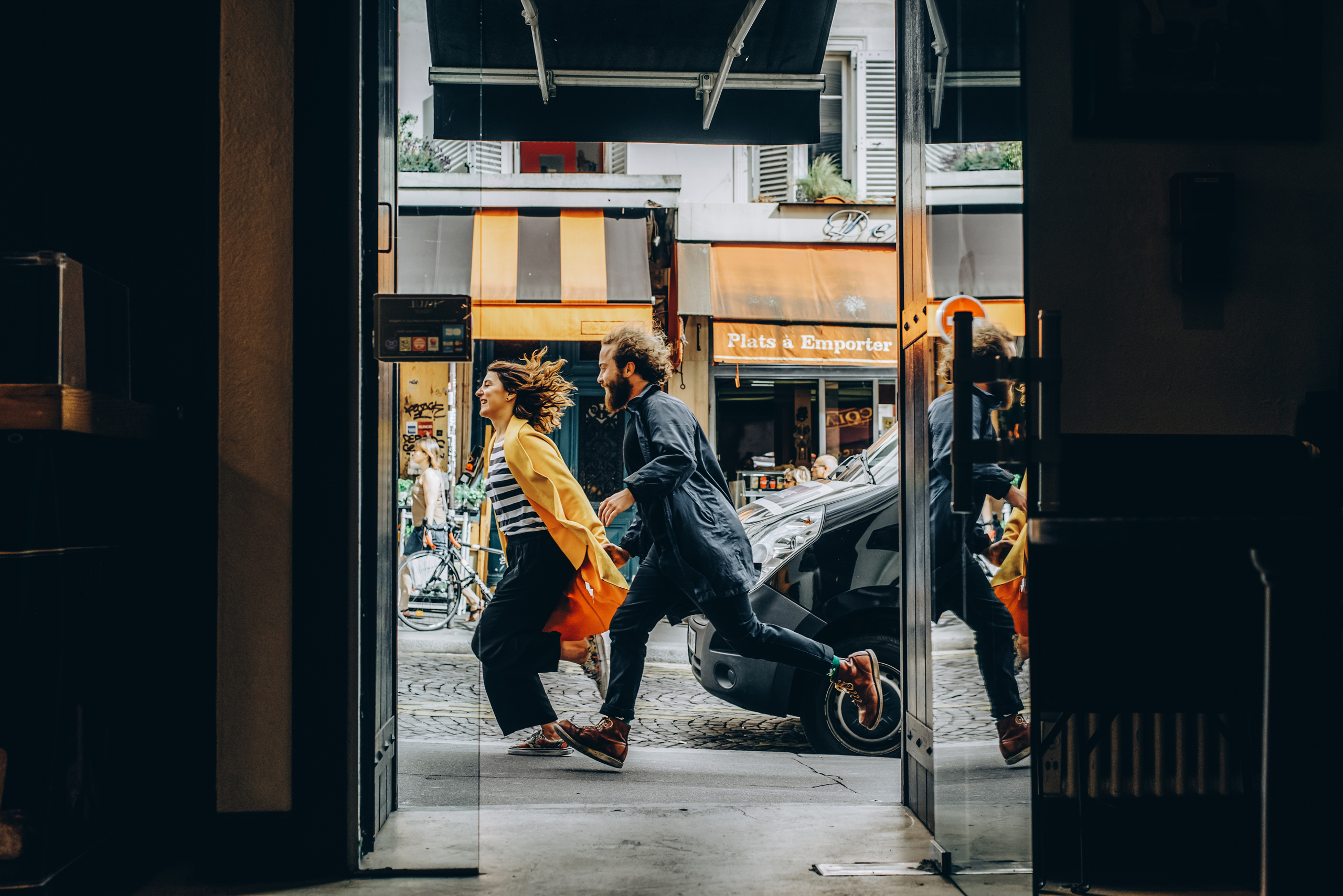 Прогулка молодой пары по улицам Парижа. Фотограф Дмитро Чернявський