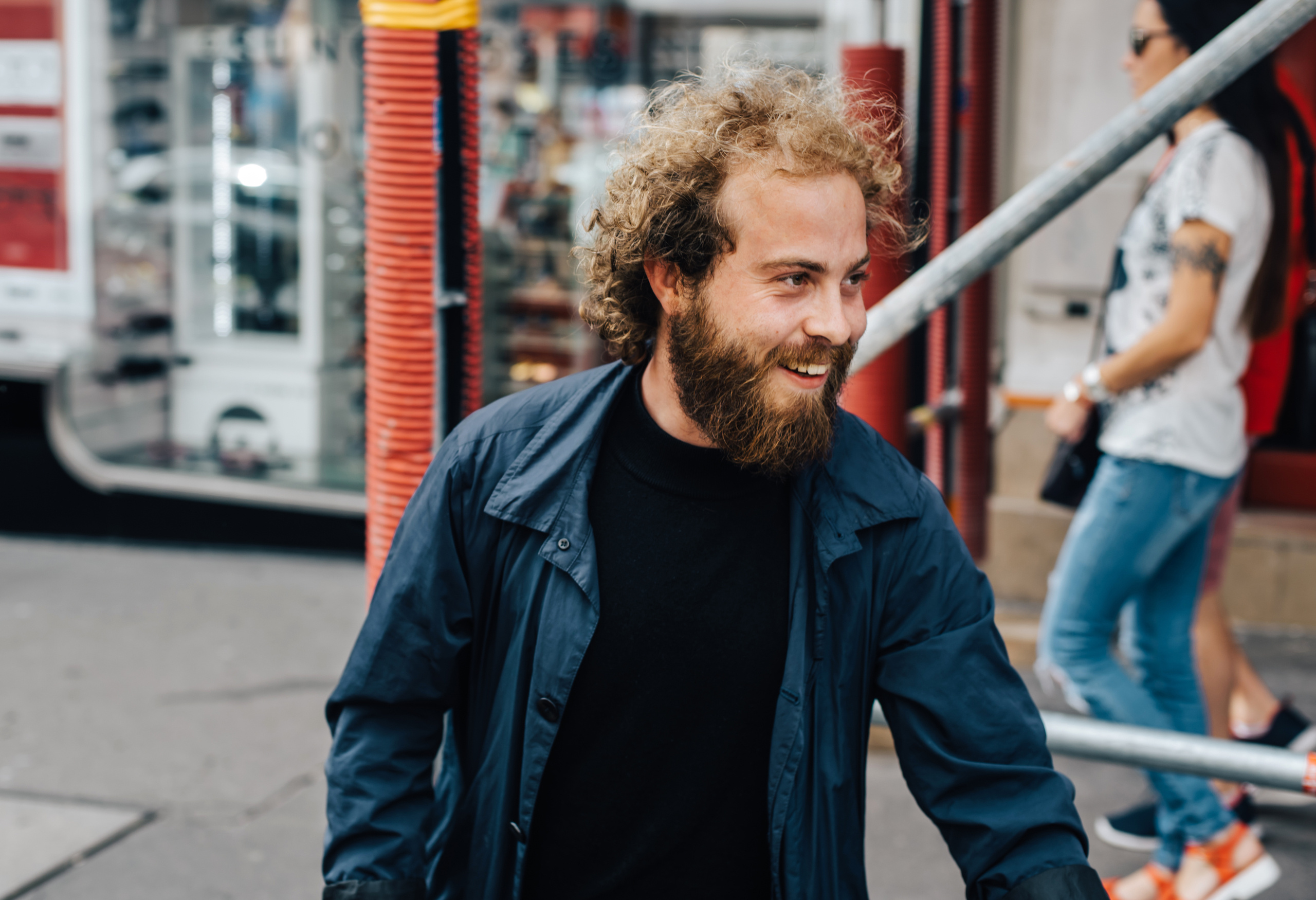 Прогулка молодой пары по улицам Парижа. Фотограф Дмитро Чернявський