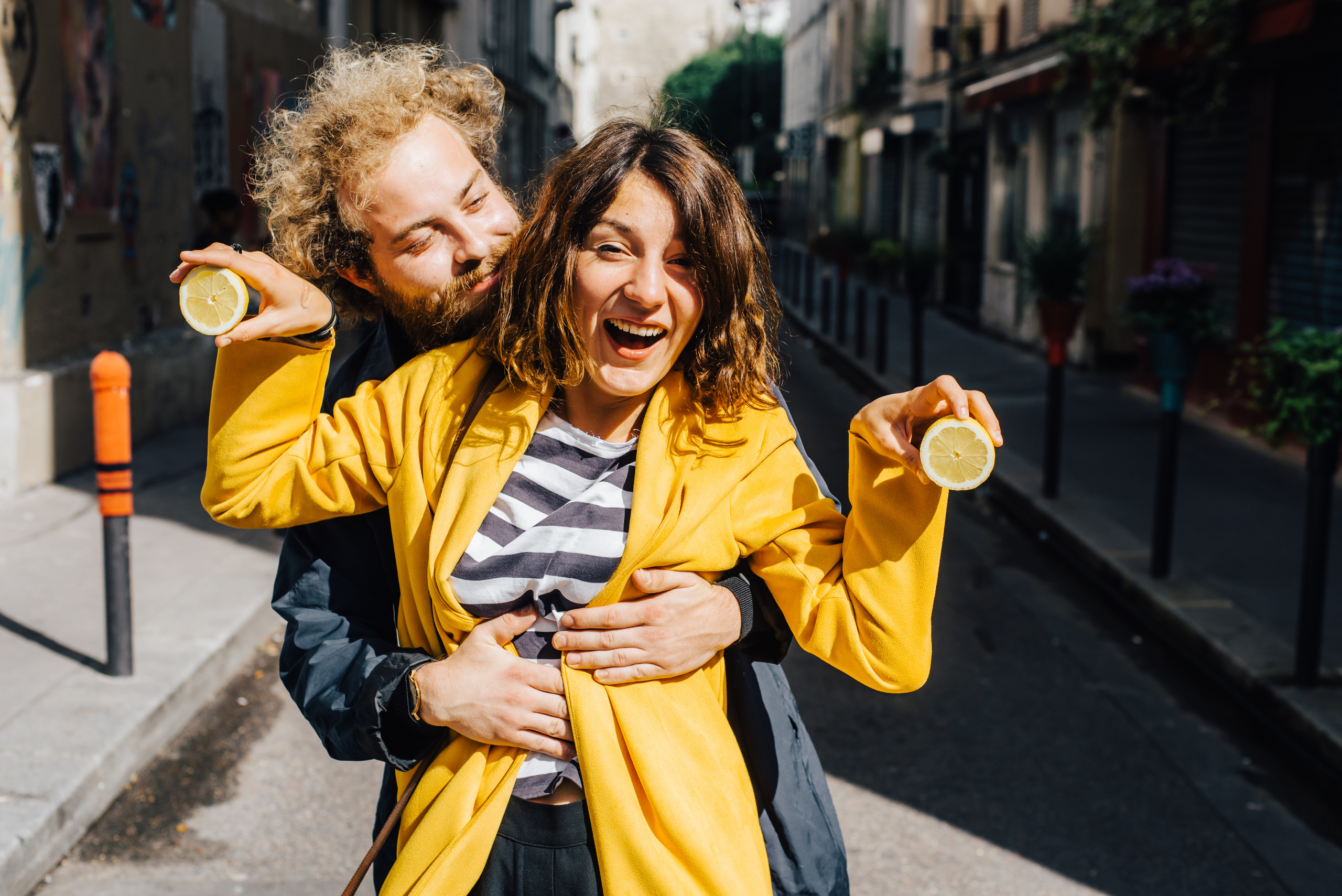 Прогулка молодой пары по улицам Парижа. Фотограф Дмитро Чернявський