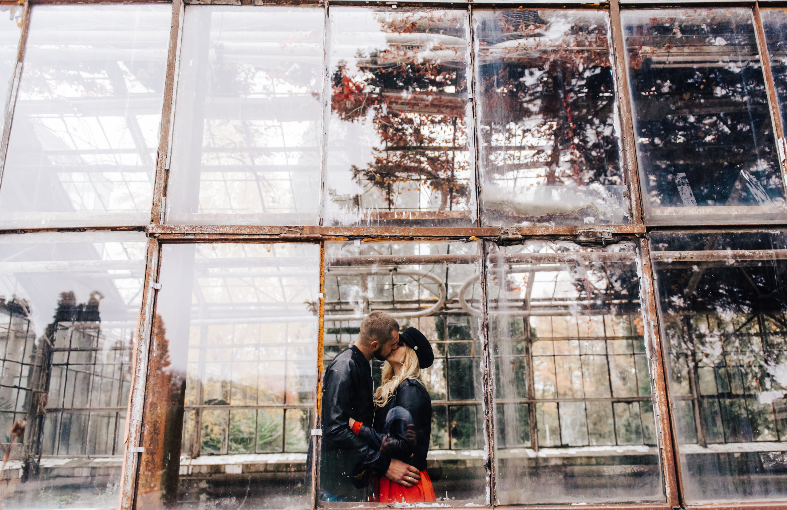 Фотосессия красивой пары в оранжерее. Фотограф Дмитро Чернявський