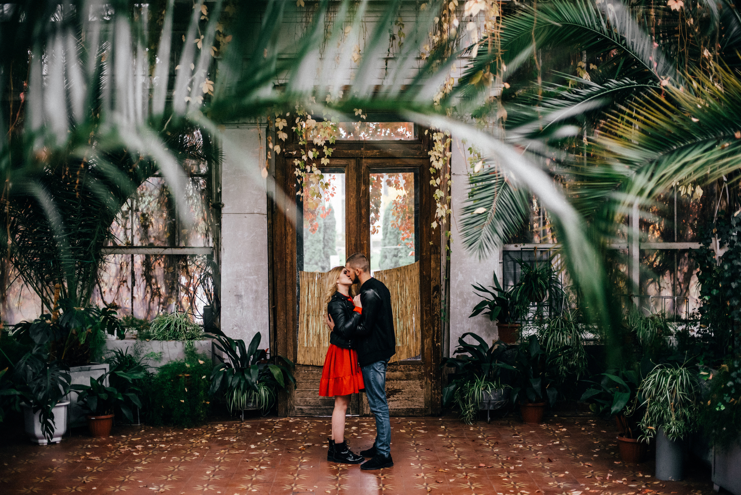 Фотосессия красивой пары в оранжерее. Фотограф Дмитро Чернявський