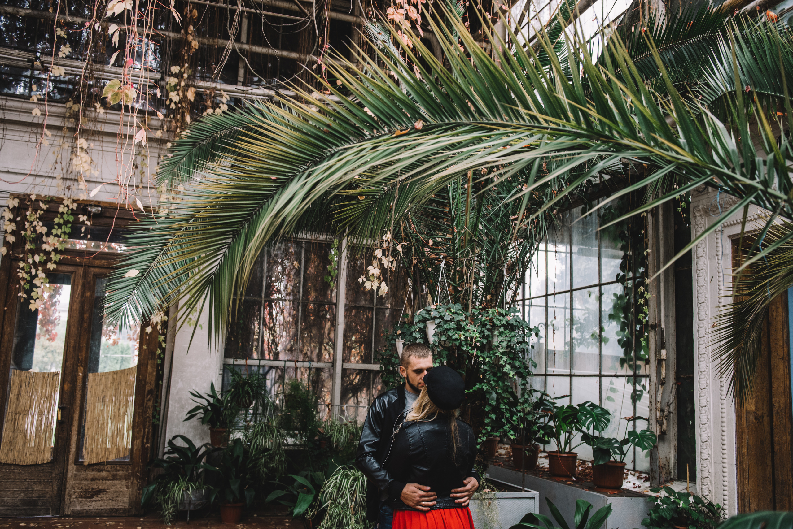 Фотосессия красивой пары в оранжерее. Фотограф Дмитро Чернявський