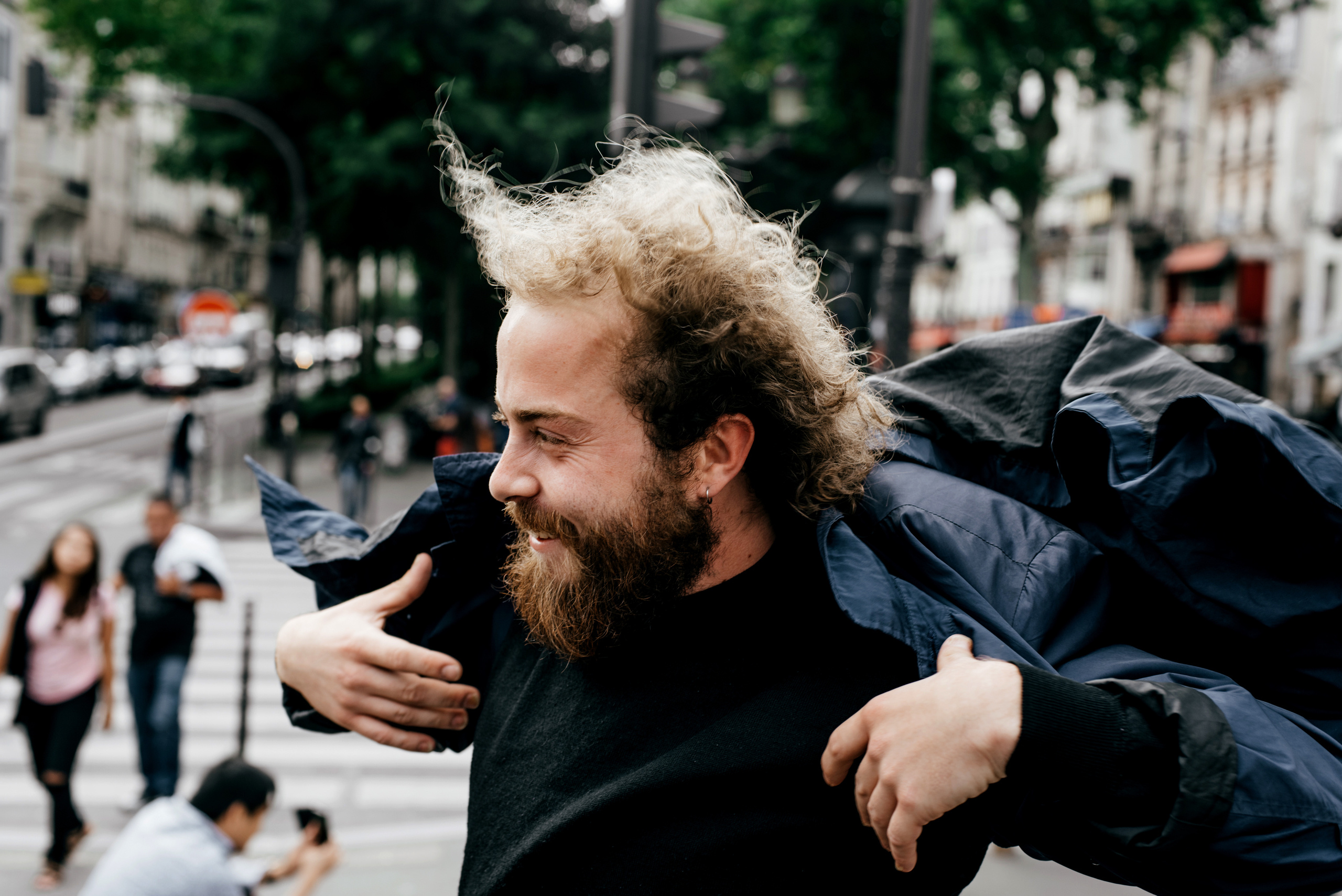 Прогулка молодой пары по улицам Парижа. Фотограф Дмитро Чернявський