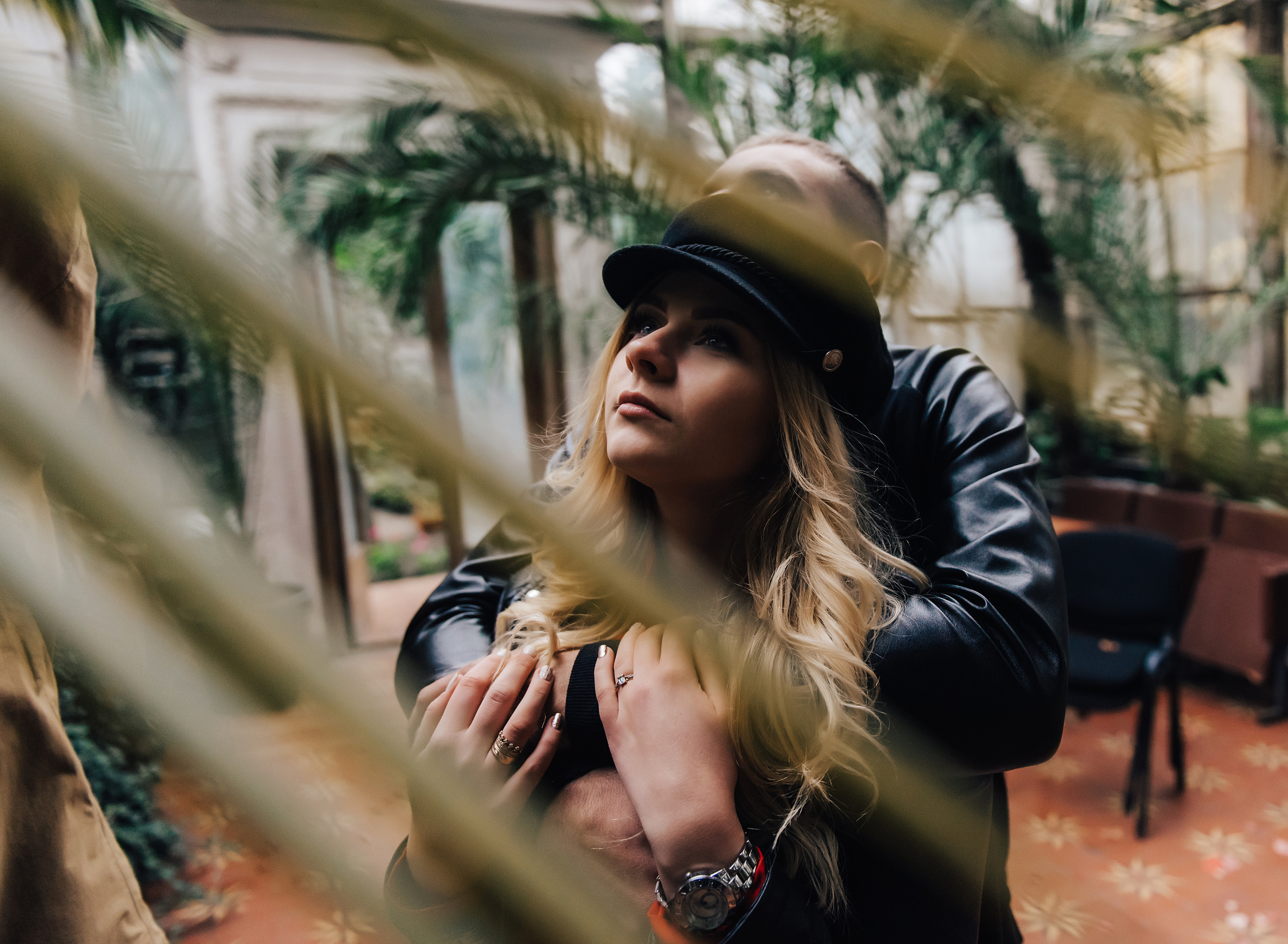 Фотосессия красивой пары в оранжерее. Фотограф Дмитро Чернявський