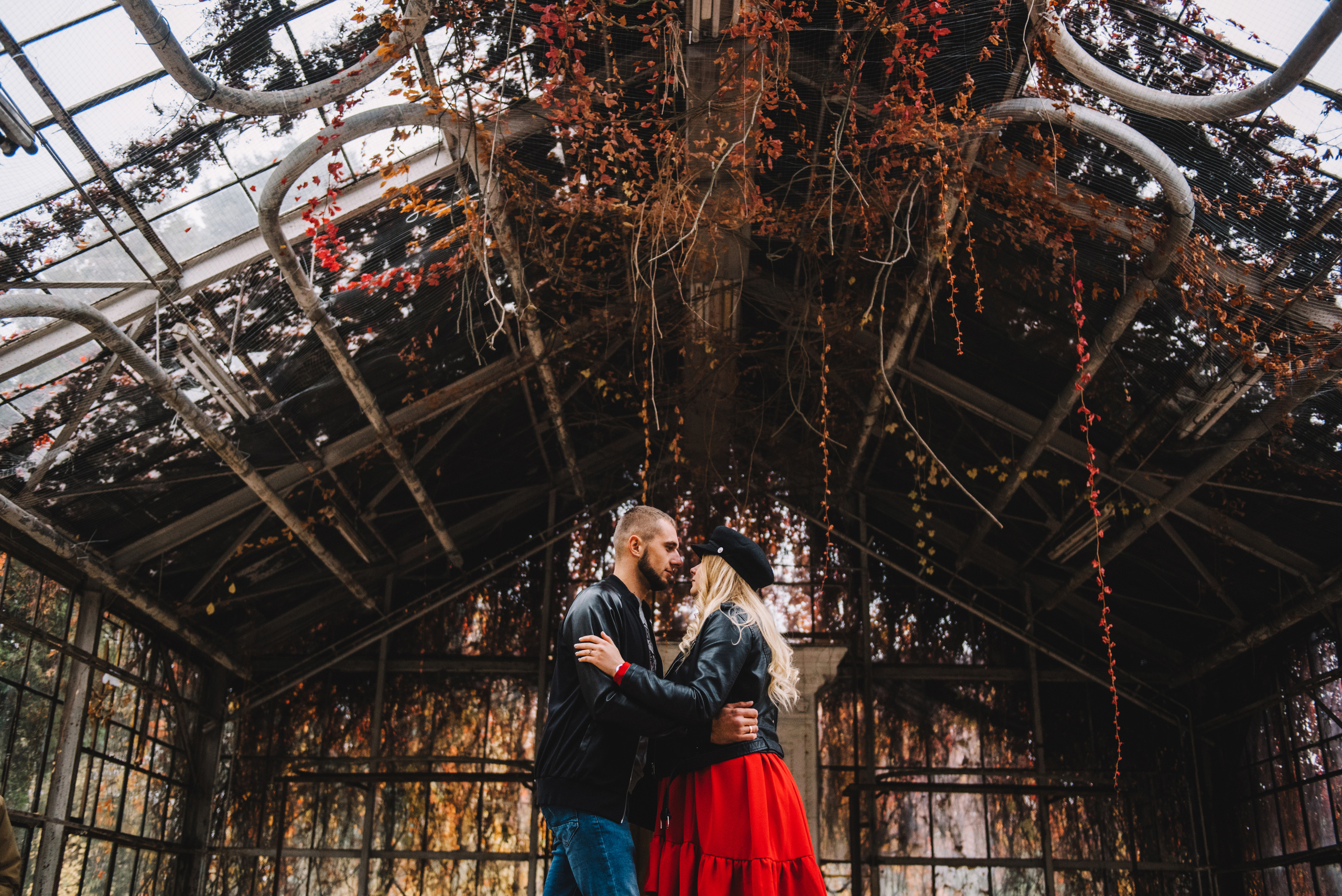 Фотосессия красивой пары в оранжерее. Фотограф Дмитро Чернявський