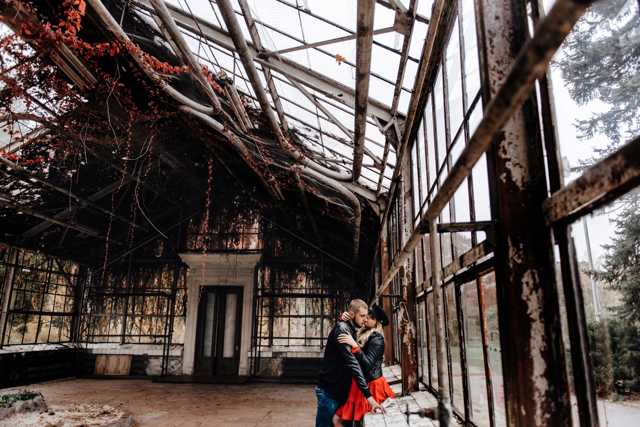 Фотосессия красивой пары в оранжерее. Фотограф Дмитро Чернявський