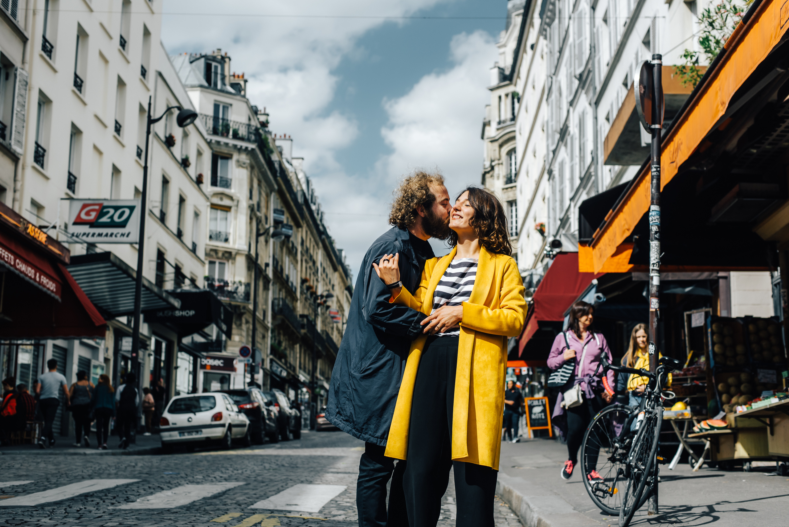 Прогулка молодой пары по улицам Парижа. Фотограф Дмитро Чернявський