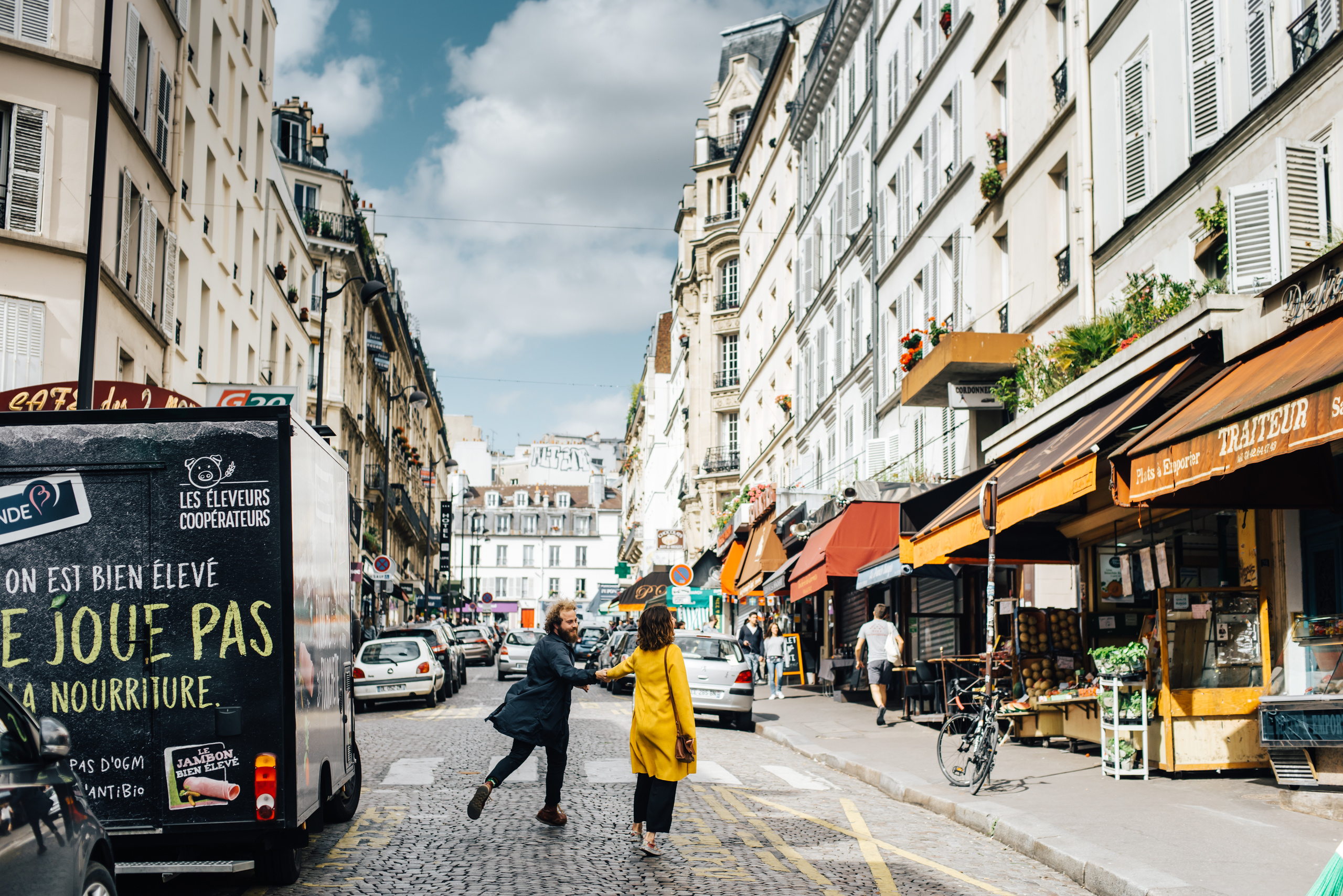 Прогулка молодой пары по улицам Парижа. Фотограф Дмитро Чернявський