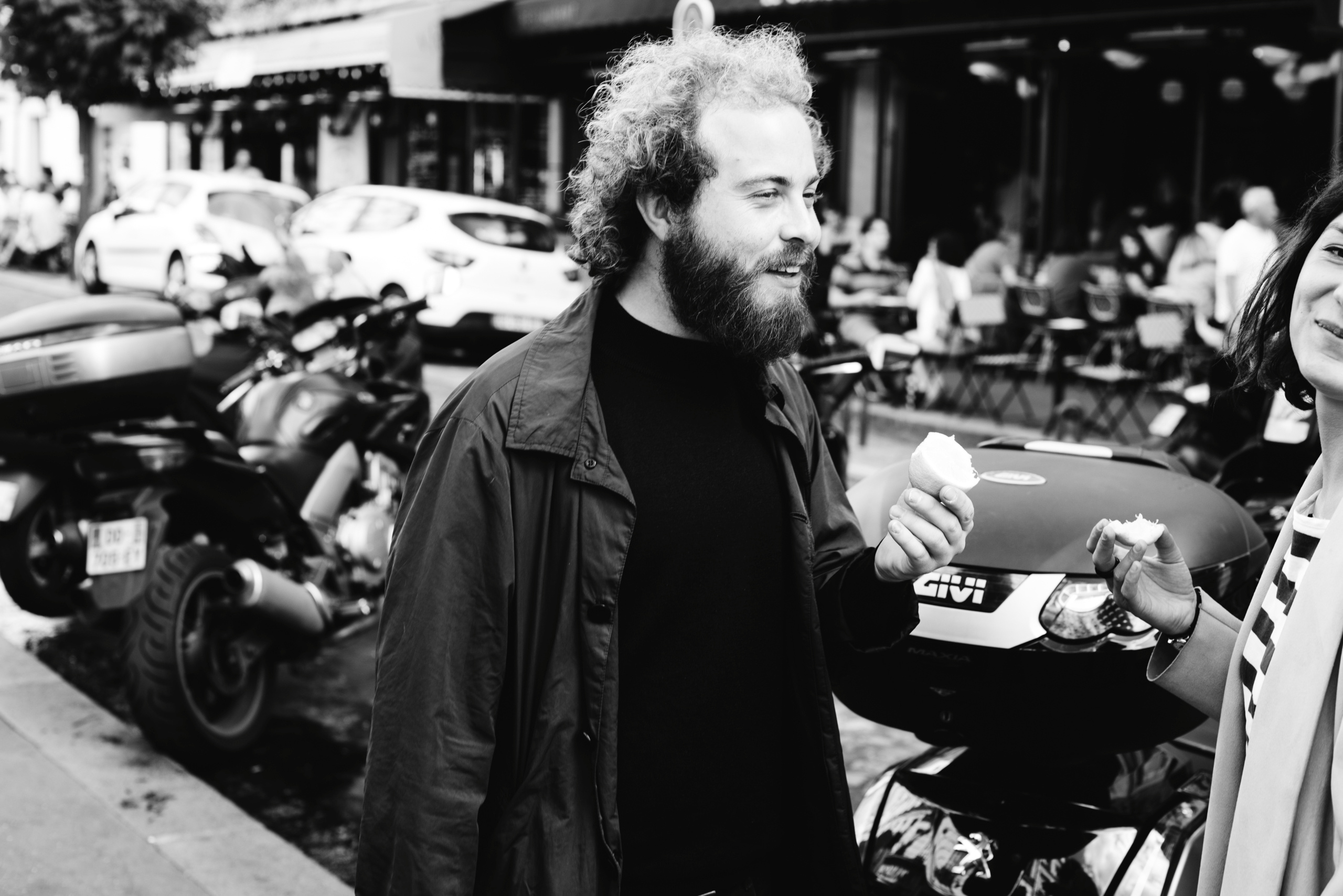 Прогулка молодой пары по улицам Парижа. Фотограф Дмитро Чернявський