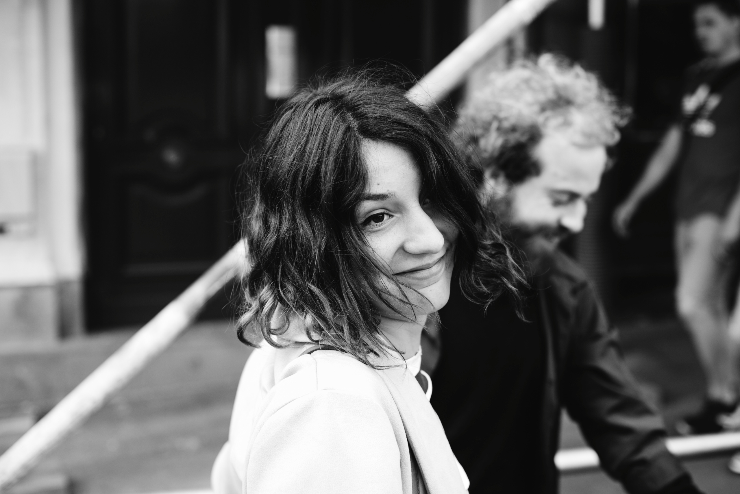 Прогулка молодой пары по улицам Парижа. Фотограф Дмитро Чернявський