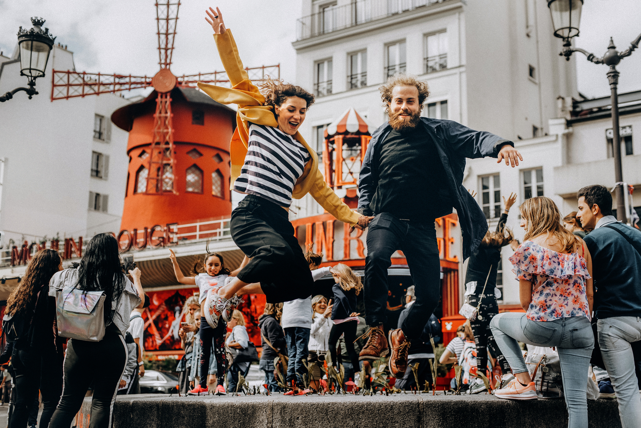 Прогулка молодой пары по улицам Парижа. Фотограф Дмитро Чернявський