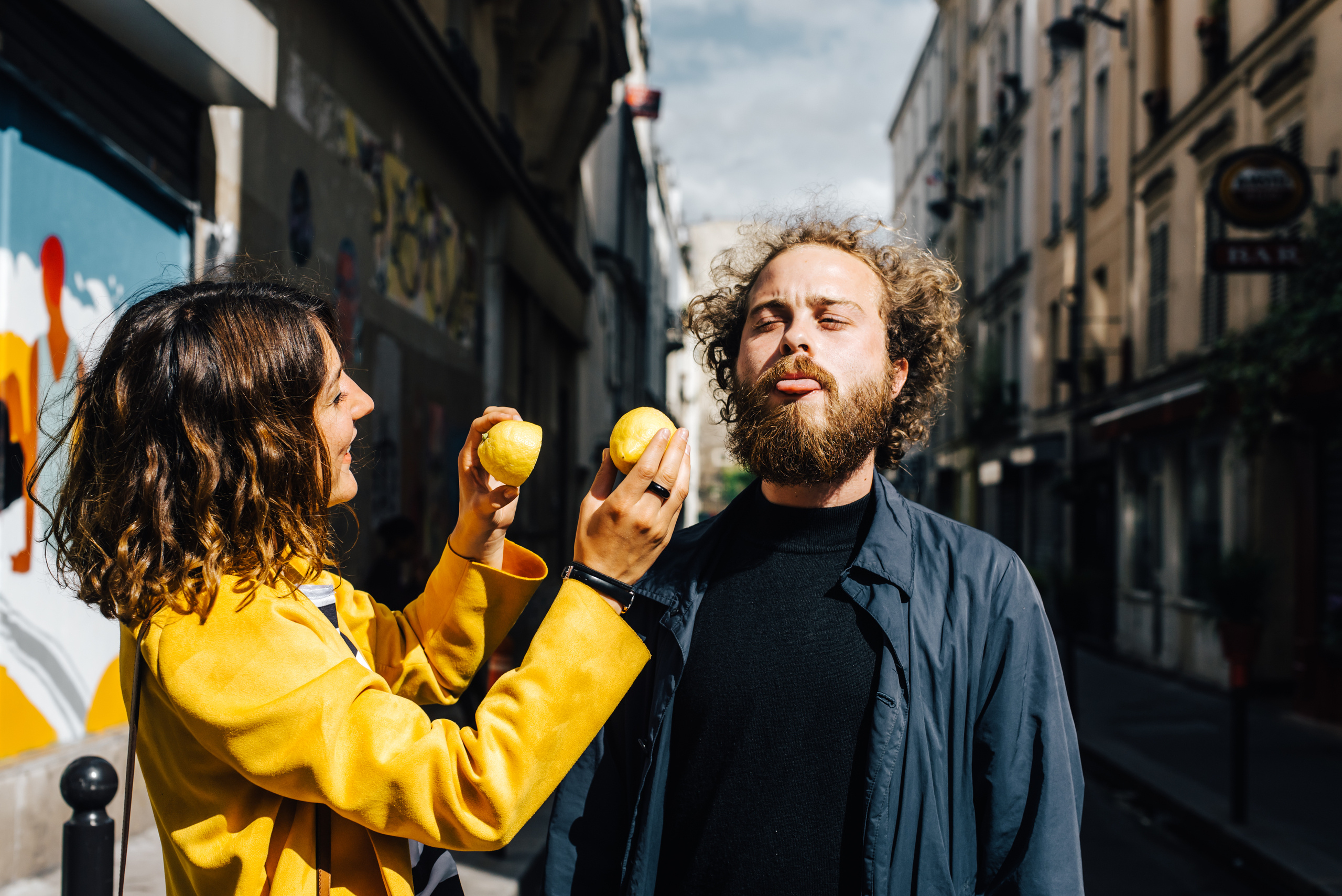 Прогулка молодой пары по улицам Парижа. Фотограф Дмитро Чернявський