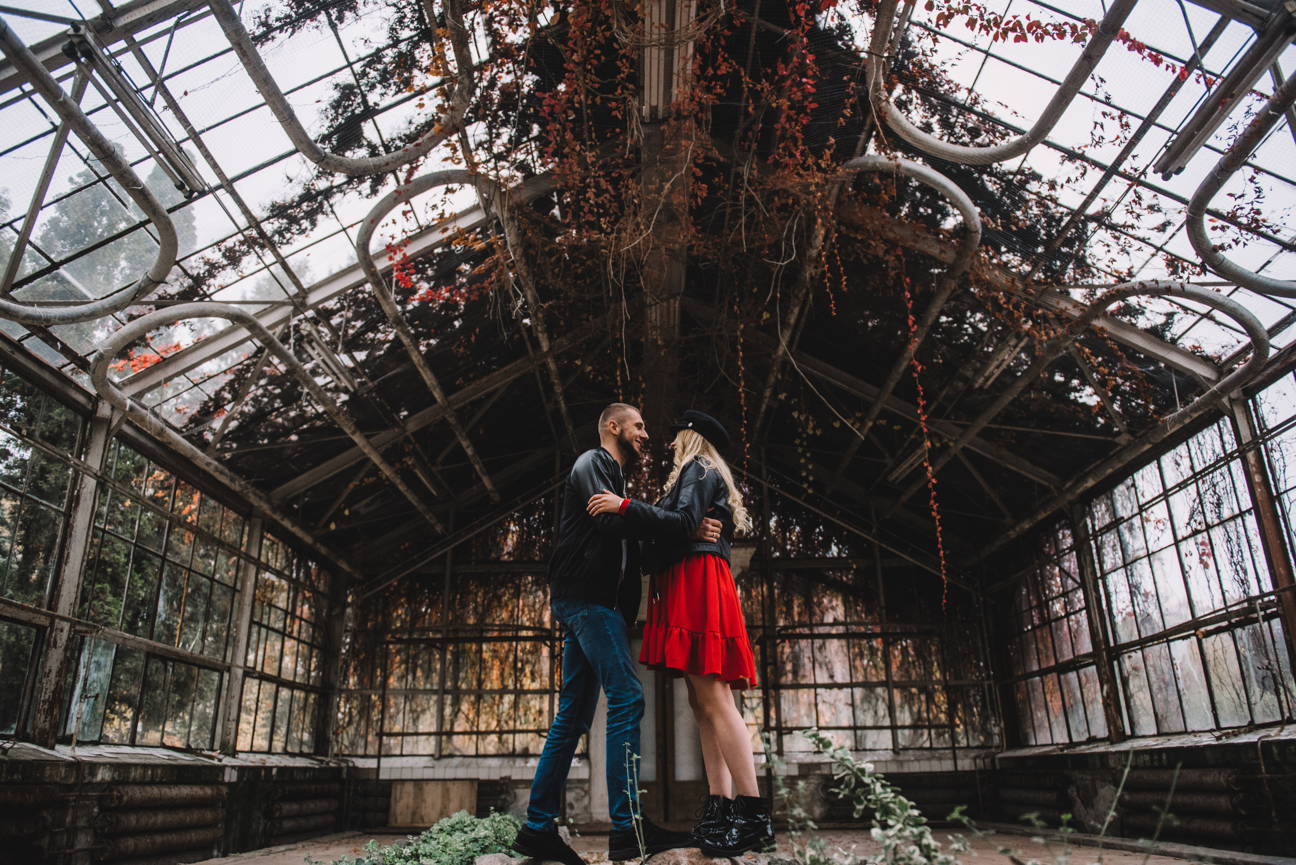 Фотосессия красивой пары в оранжерее. Фотограф Дмитро Чернявський