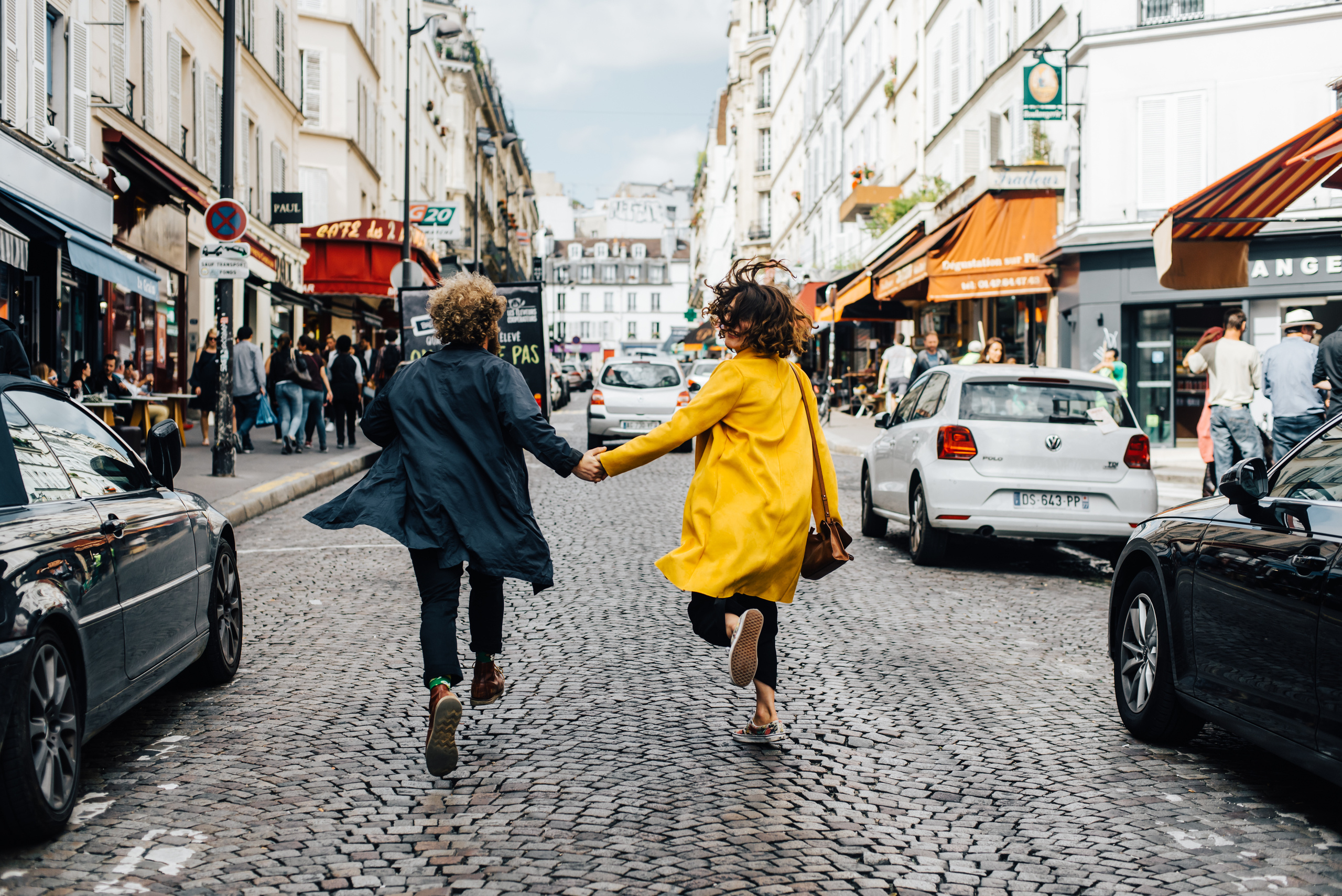 Прогулка молодой пары по улицам Парижа. Фотограф Дмитро Чернявський