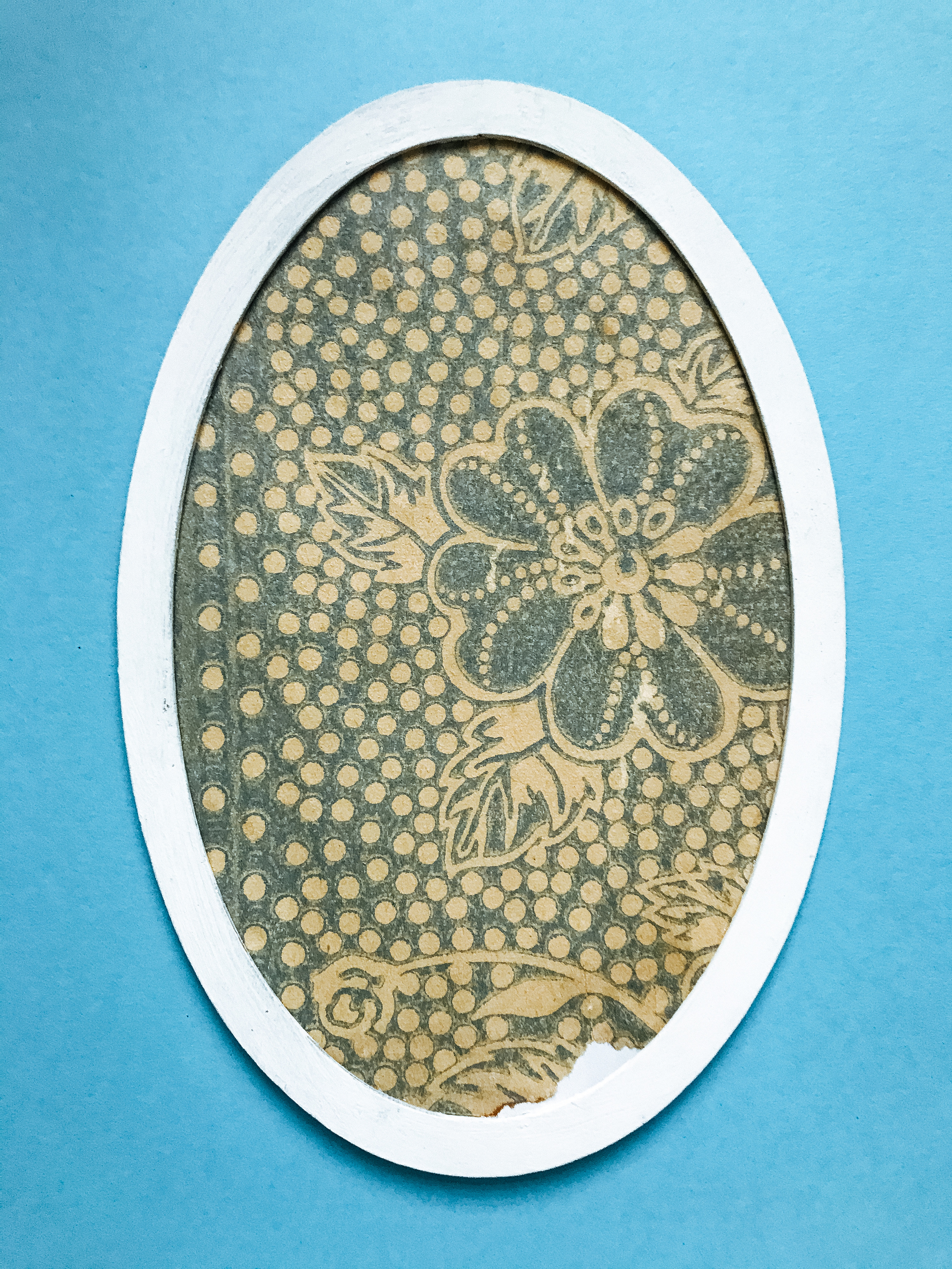 “All my ancestors were buried at this cemetery.” - III. This  is the 70 years old house. Dividing layer by layer, I removed seven layers of wallpaper from the wall. It turned out that the wallpaper was updated once every ten years.