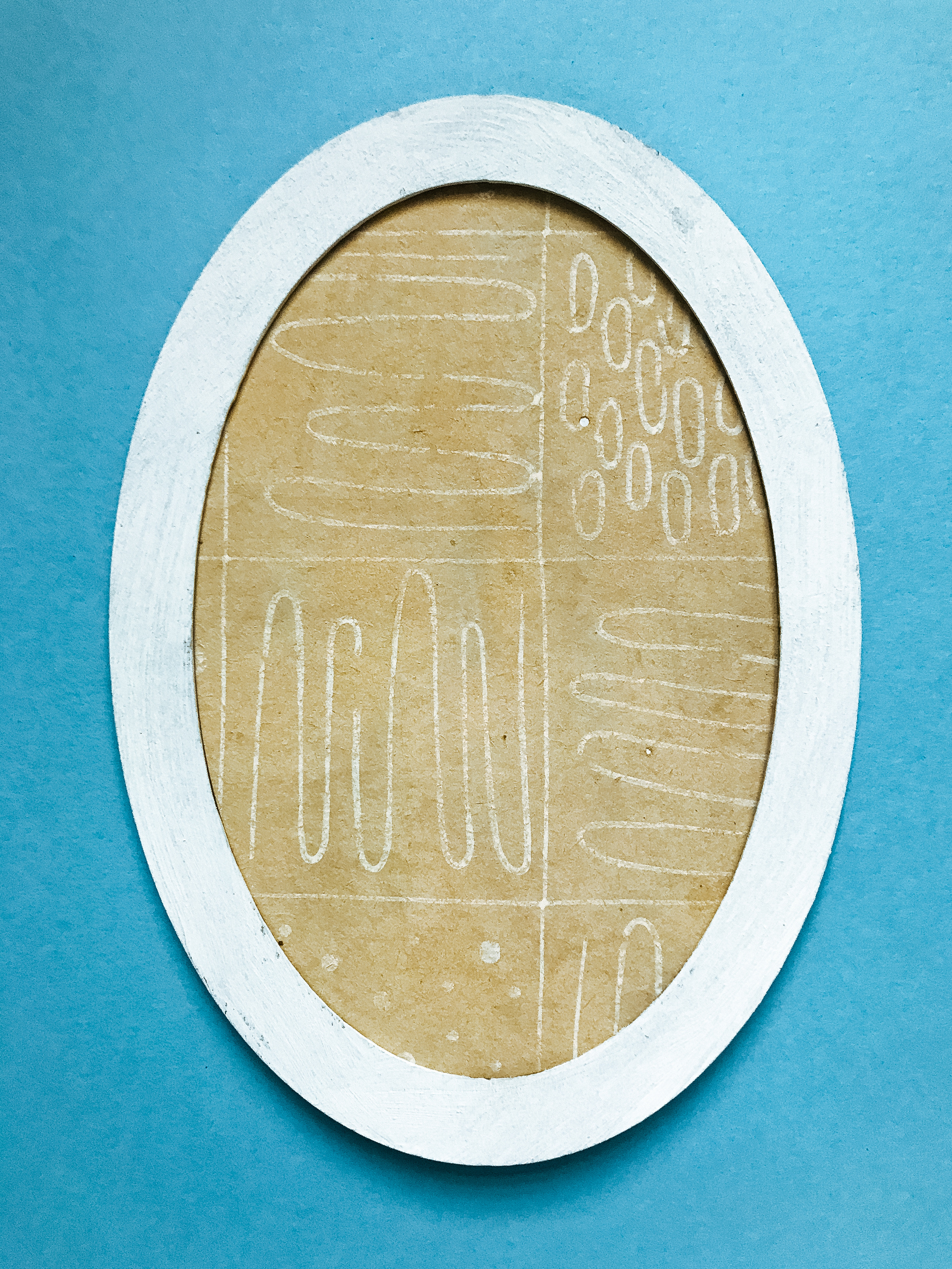 “All my ancestors were buried at this cemetery.” - I.                             This  is the 70 years old house. Dividing layer by layer, I removed seven layers of wallpaper from the wall. It turned out that the wallpaper was updated once every ten years.