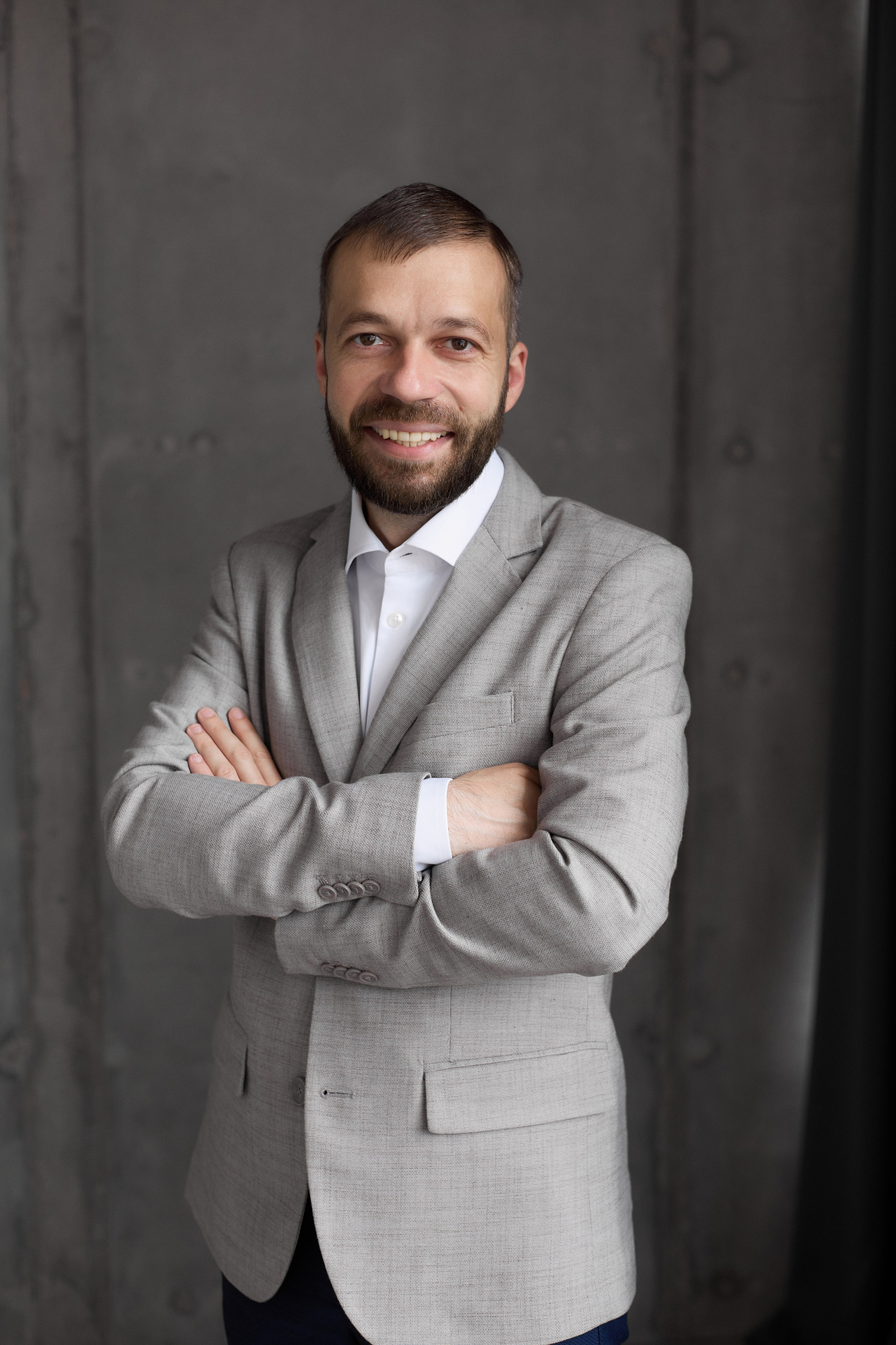 Мужской бизнес-портрет в современном офисе