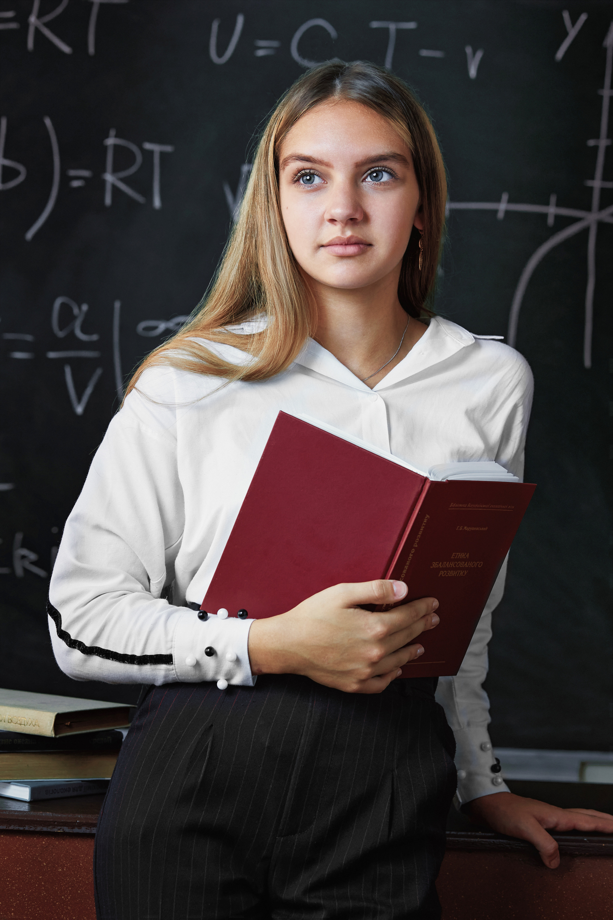 Учениця старших класів в аудиторії з книгою. Вінетки Одеса