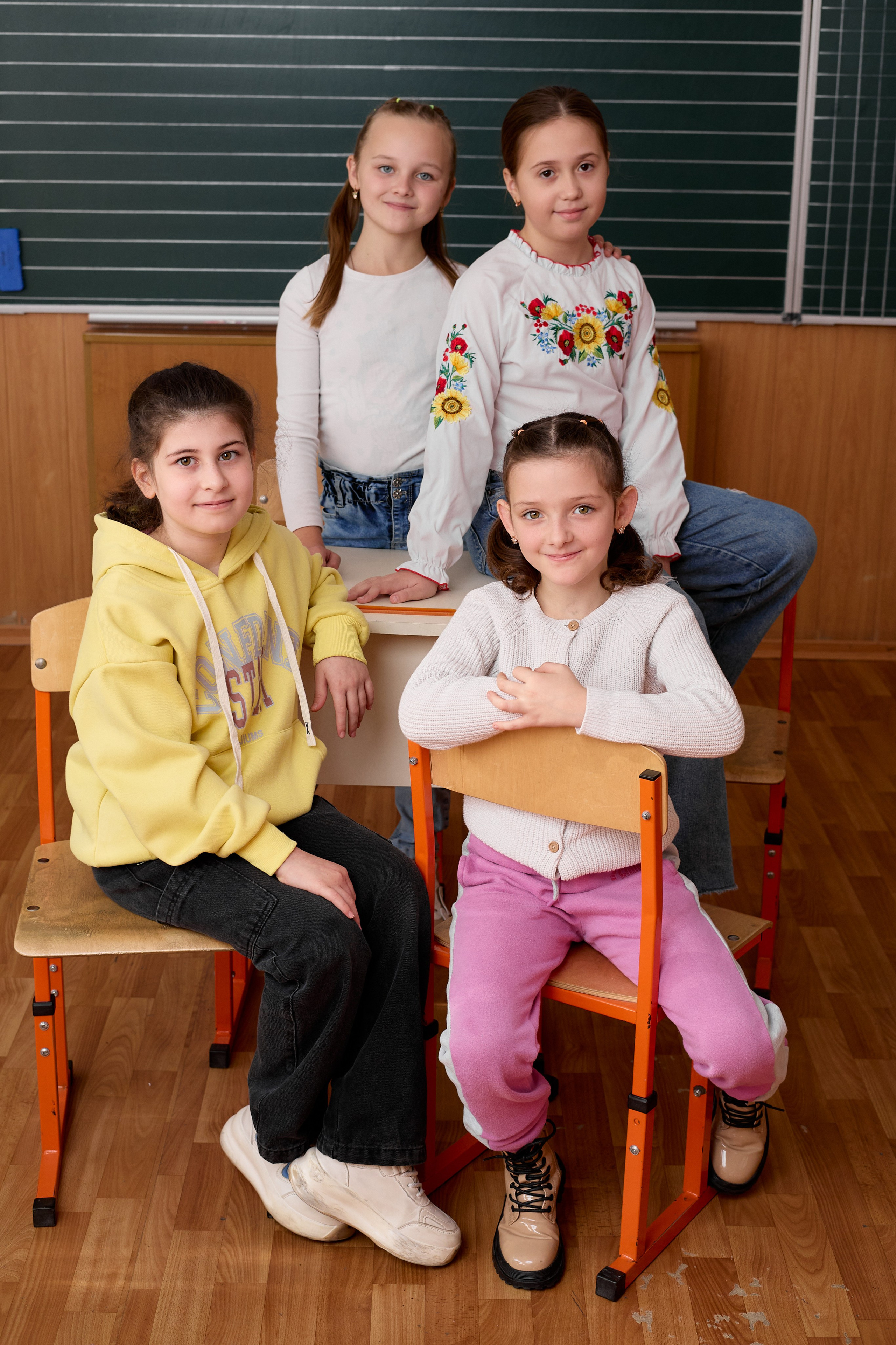 Спільне фото школярів на згадку — випускний альбом