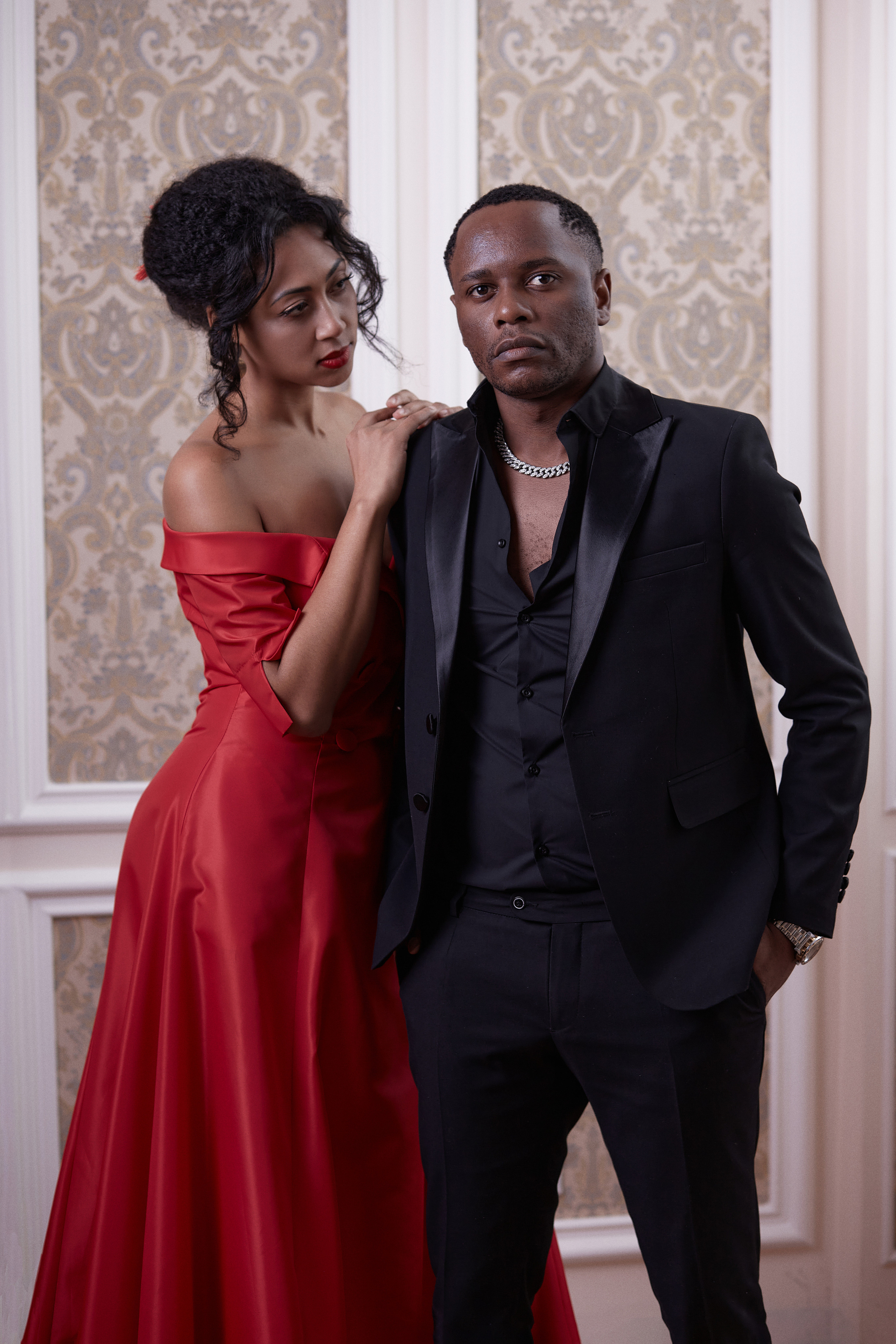 Реклама свадебных платьев и мужских костюмов