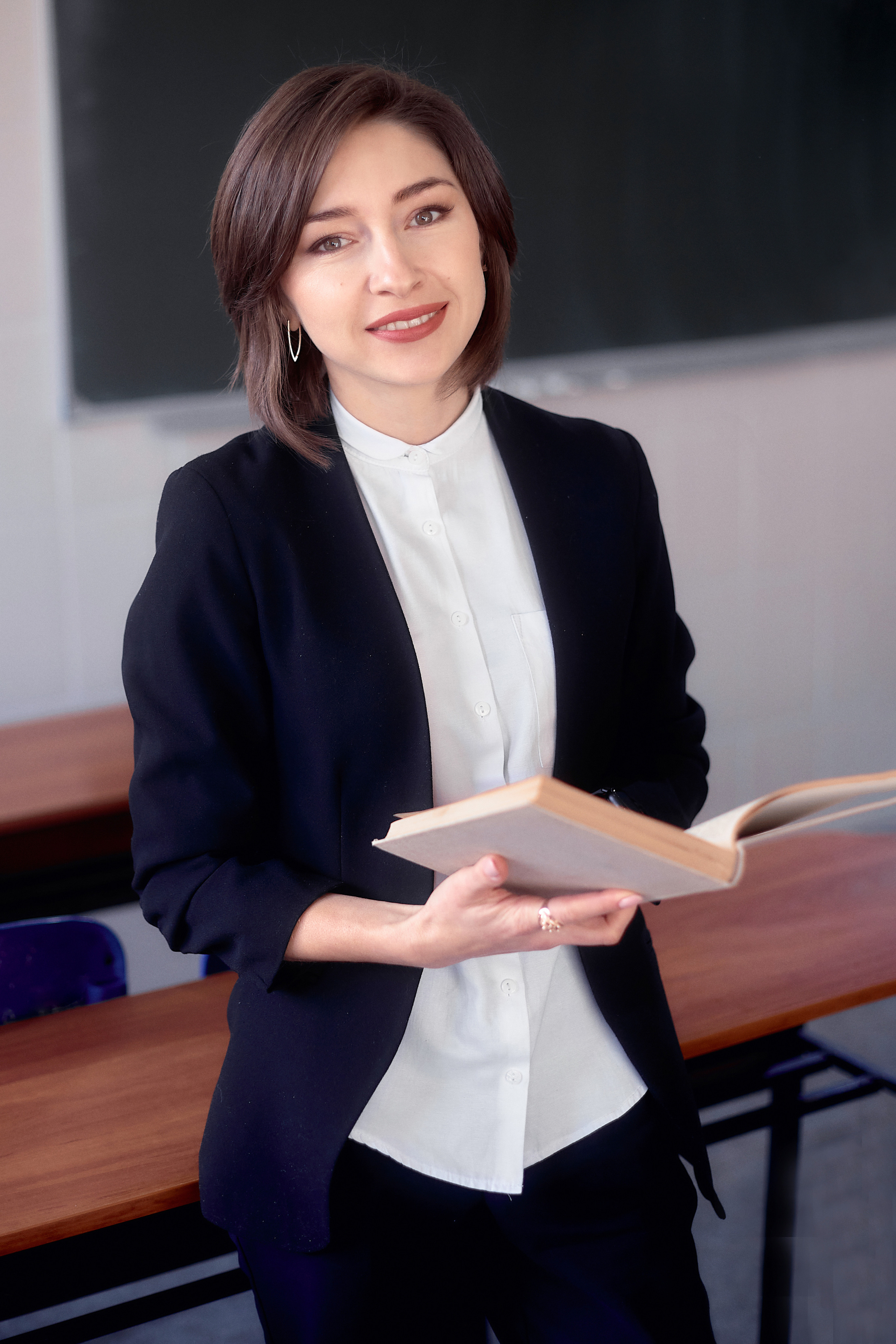 Фото вчителя з книгою з випускного альбому в Одесі