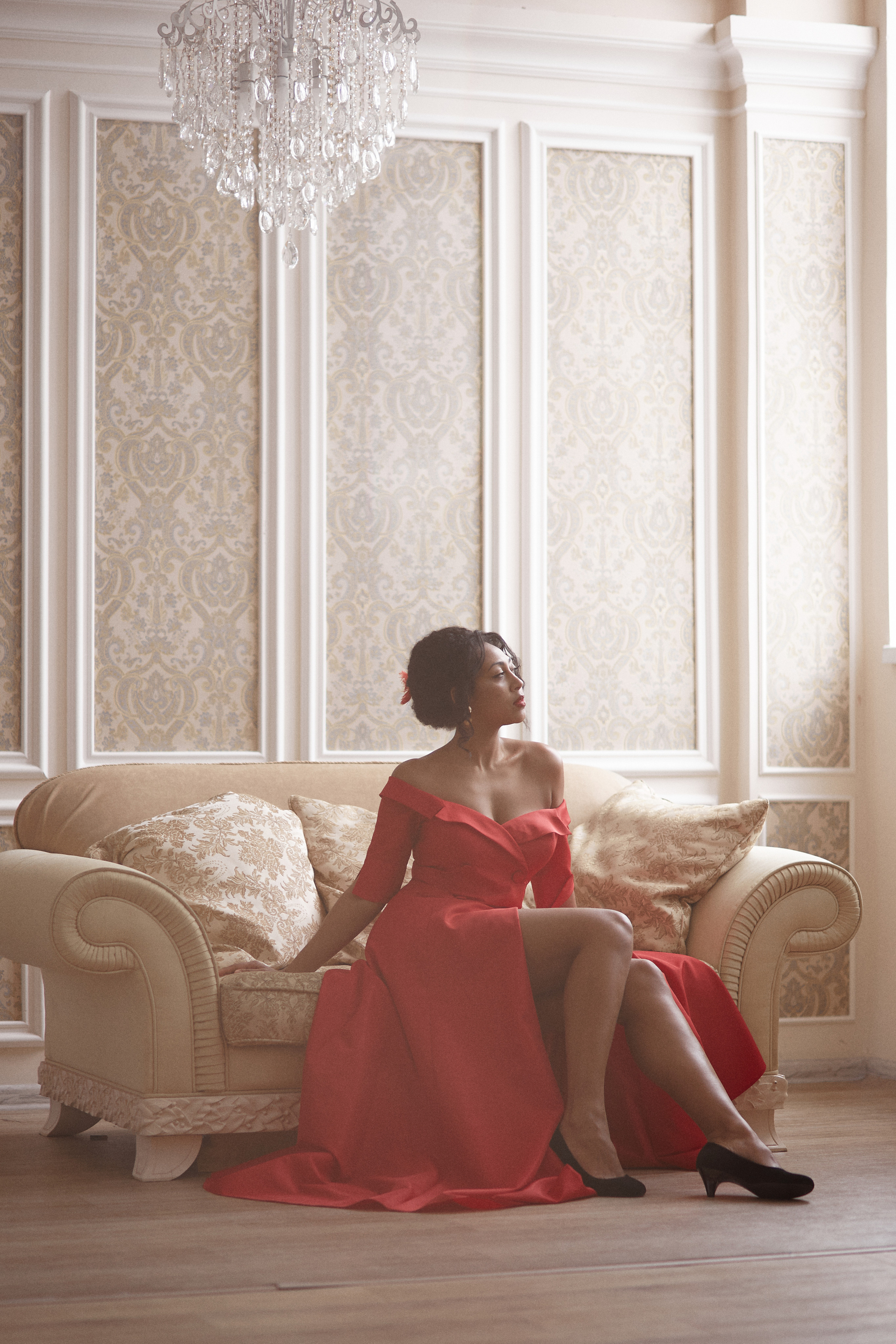 Реклама свадебных платьев и мужских костюмов