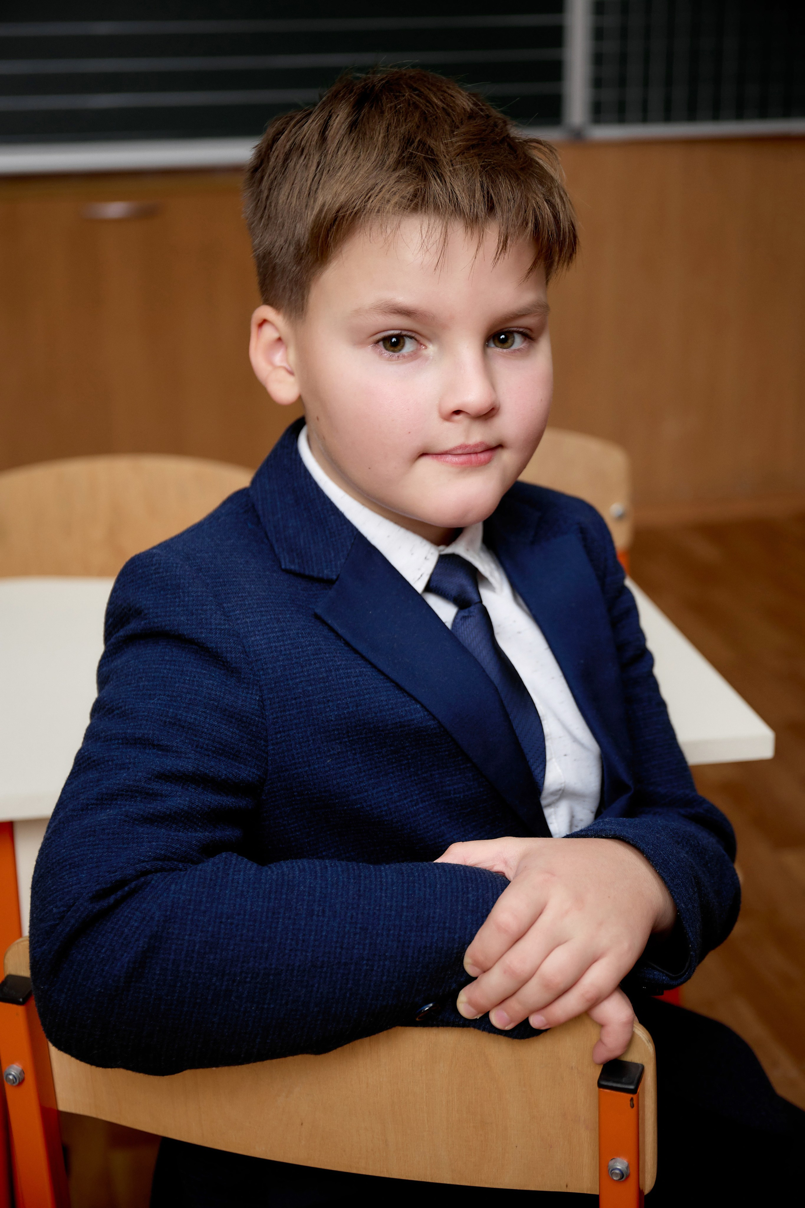 Фотосесія хлопчика для шкільного випускного альбому