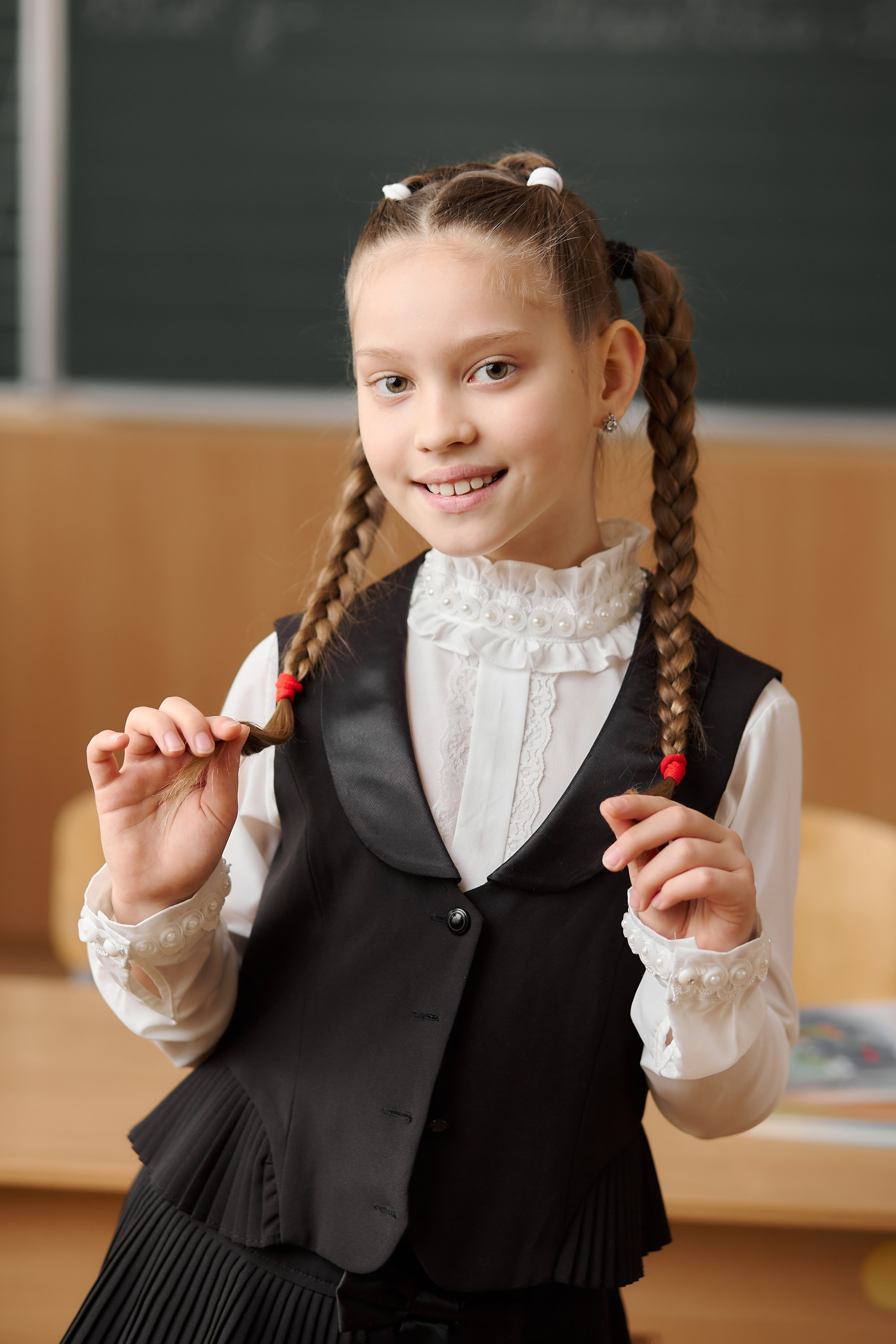Фотопортрет учениці у шкільному випускному альбомі