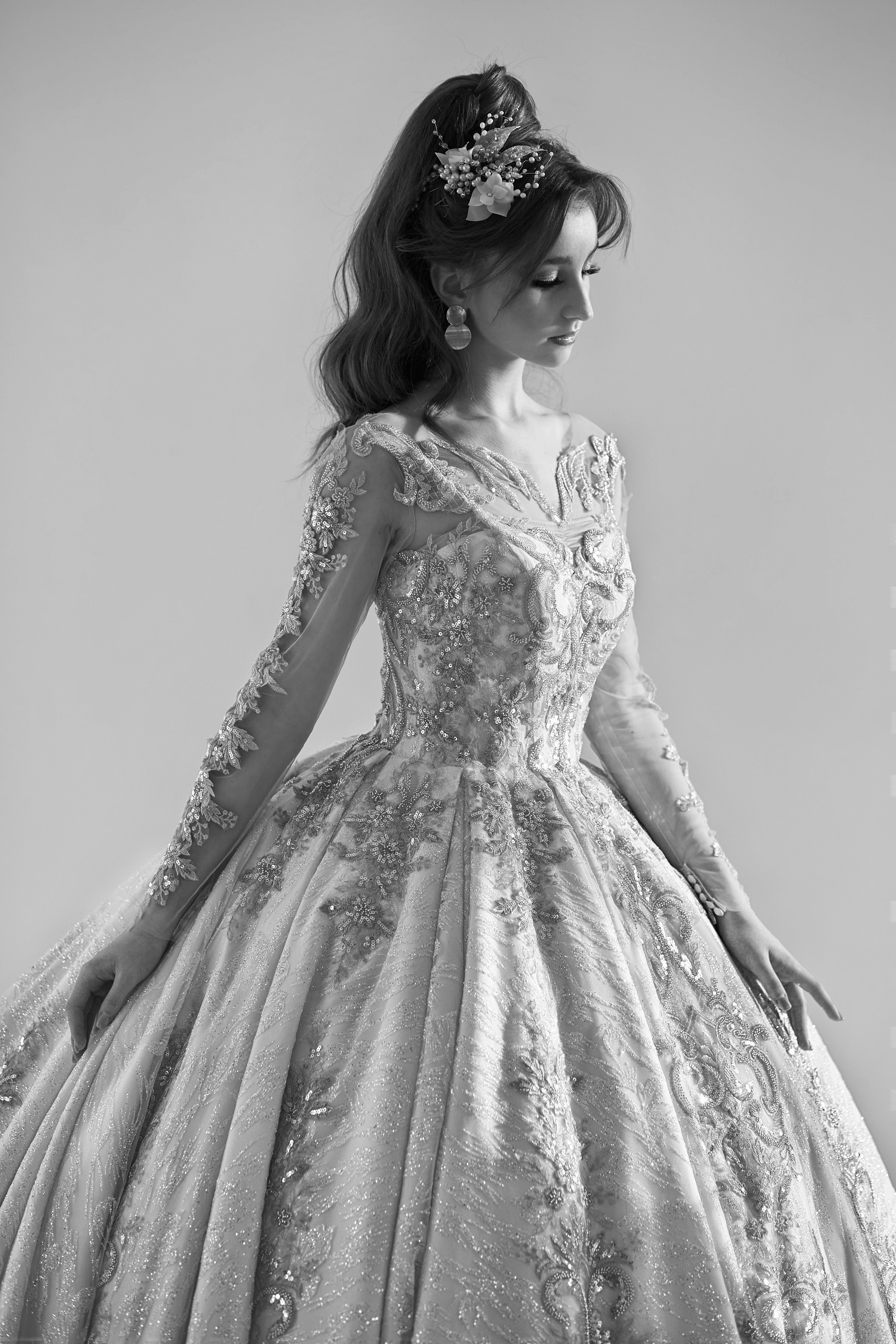 Реклама свадебных платьев и мужских костюмов