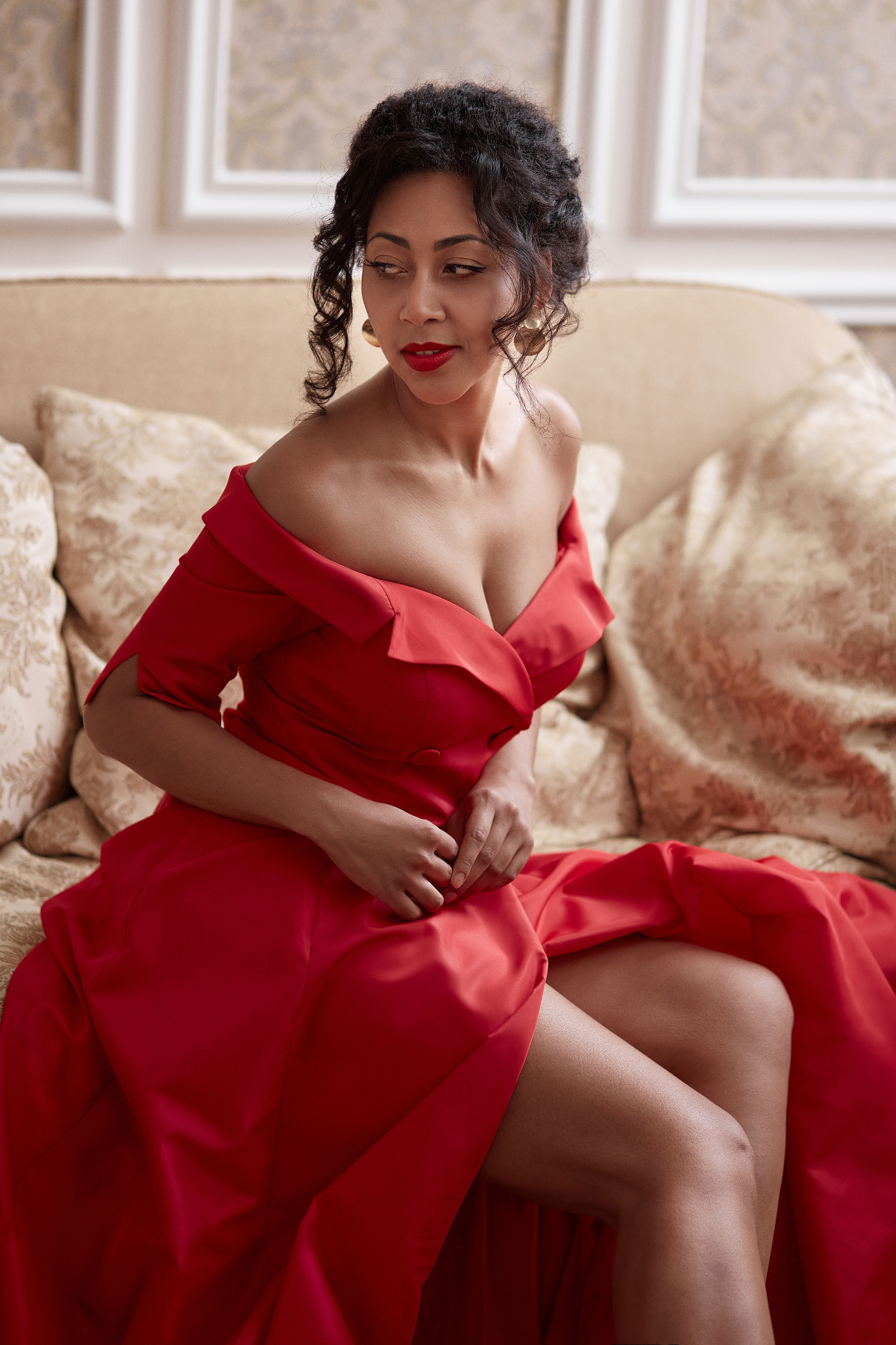 Реклама свадебных платьев и мужских костюмов