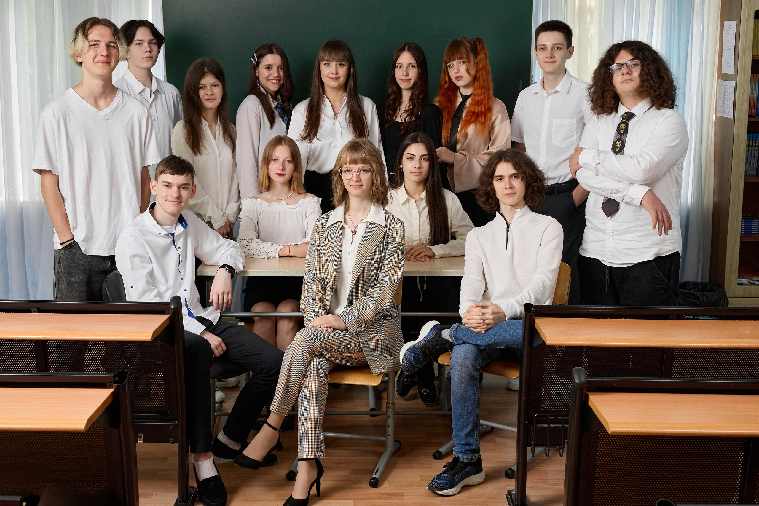 Групове фото шкільного класу для випускного альбому