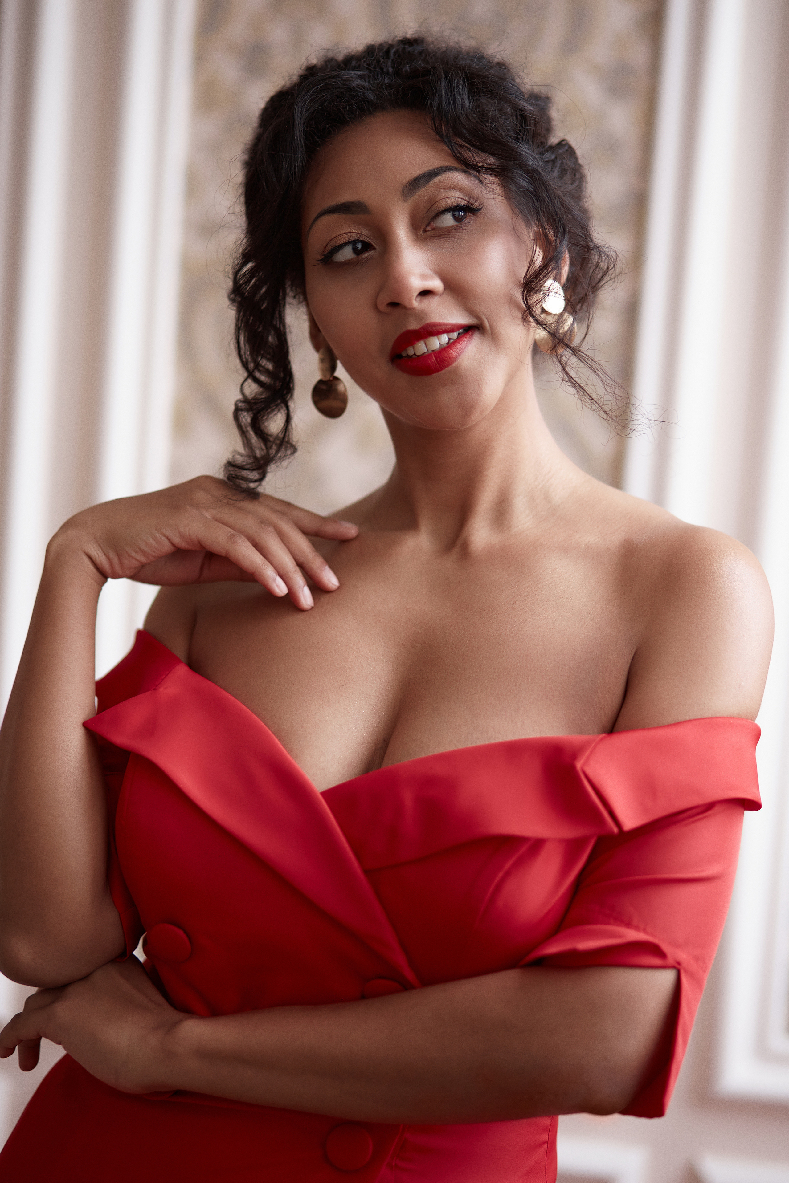 Реклама свадебных платьев и мужских костюмов