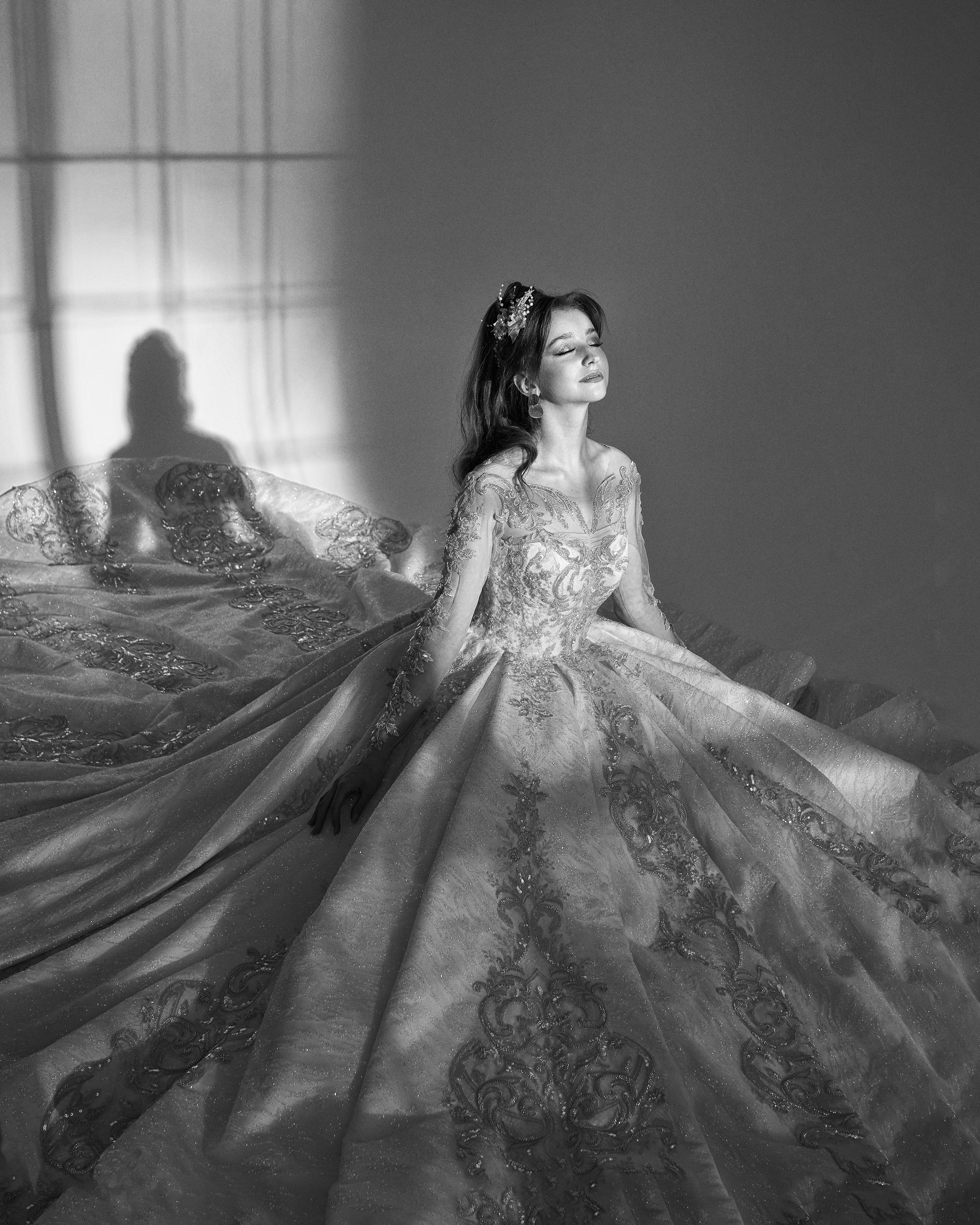 Реклама свадебных платьев и мужских костюмов