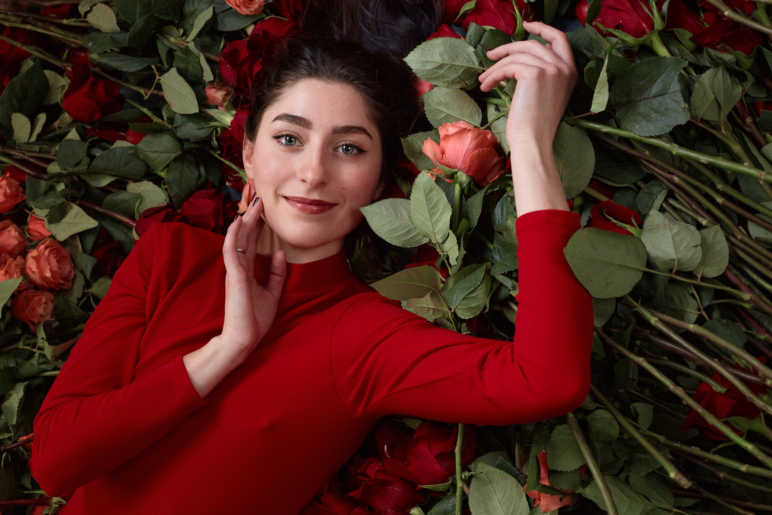 Фотосессия в розах в студии в Одессе