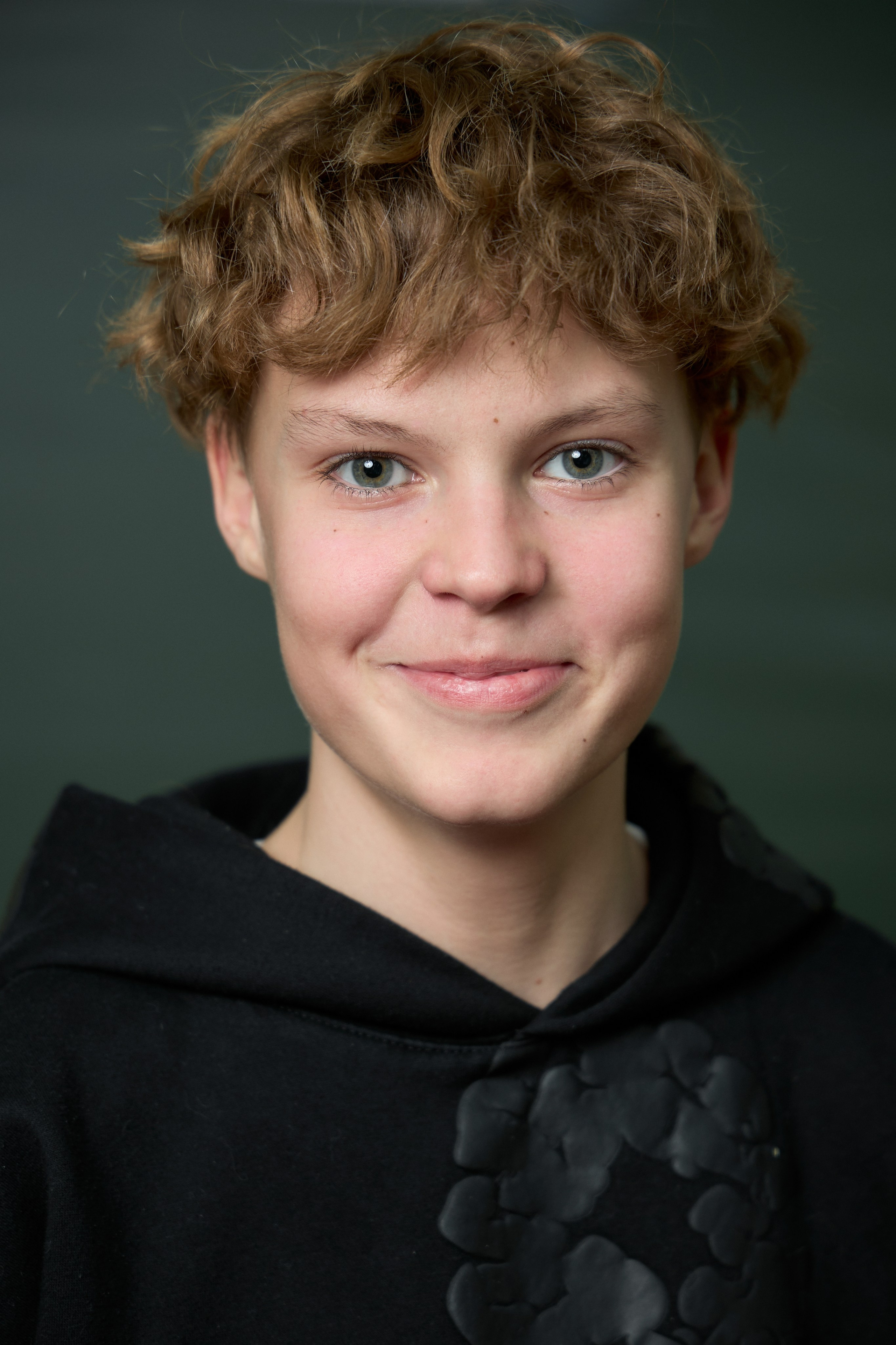 Шкільний портрет учня для випускного альбому