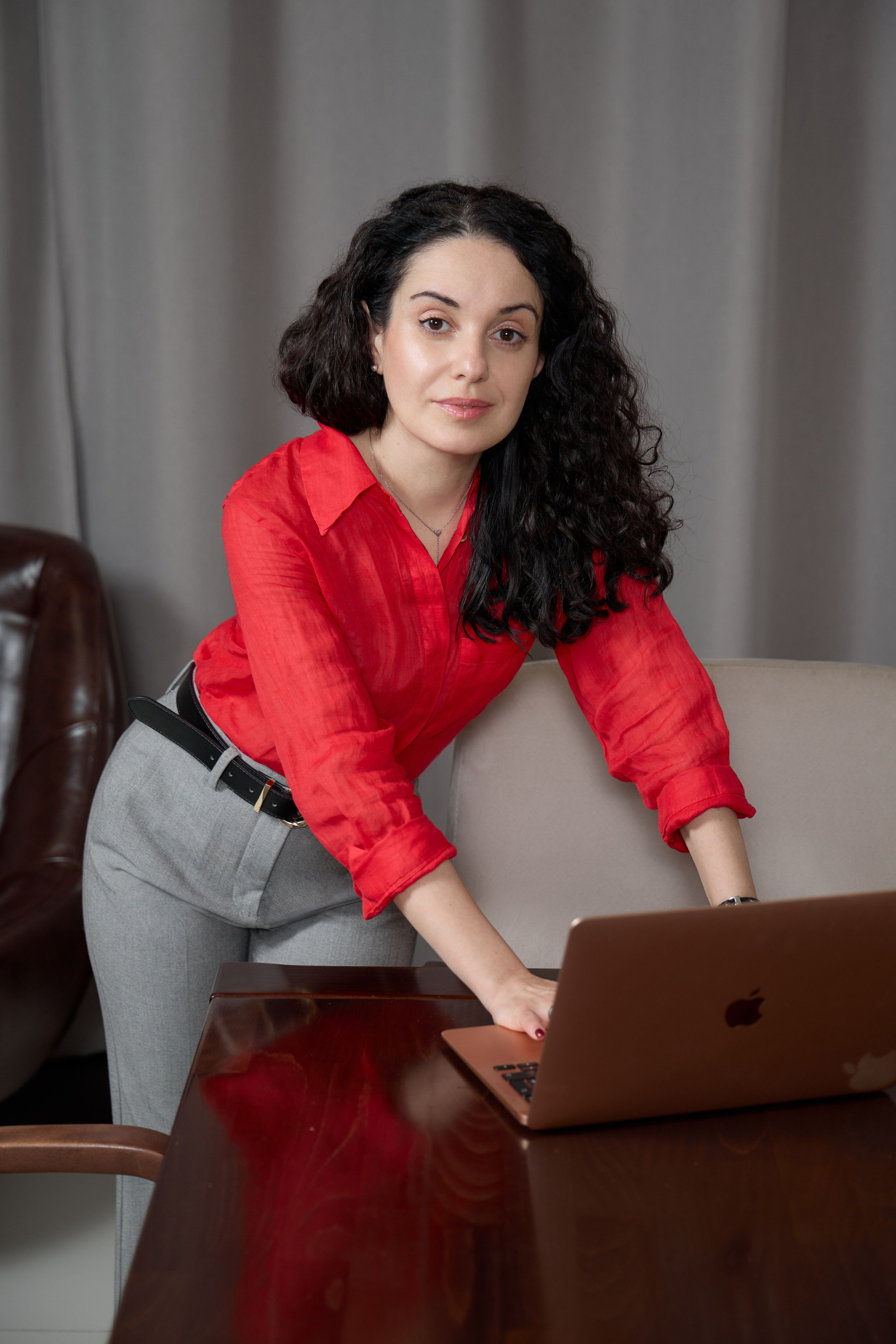 Женский бизнес-портрет в рабочем интерьере