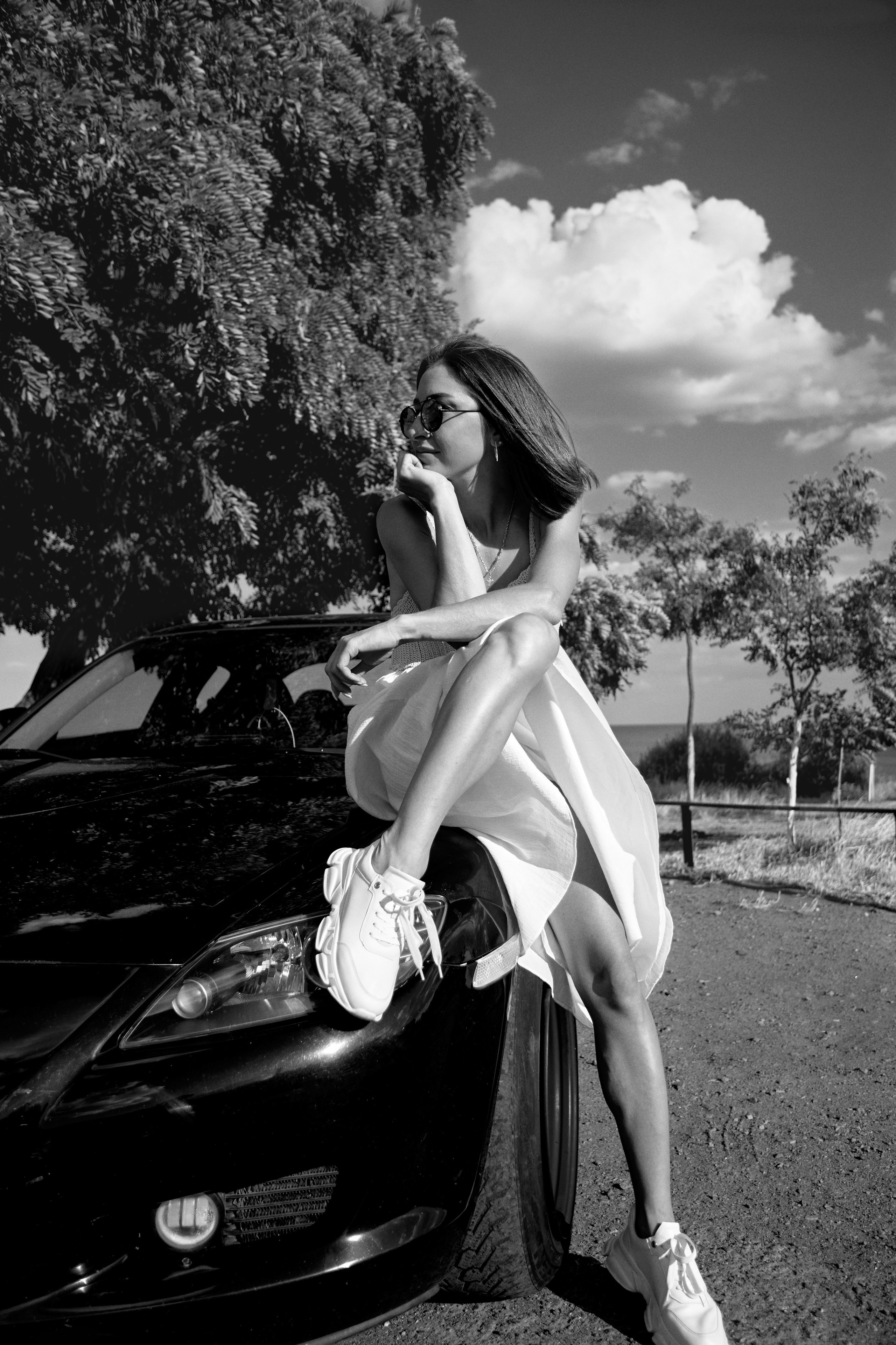 Чорно-біла жіноча фотосесія на вулиці — портретна зйомка Одеса