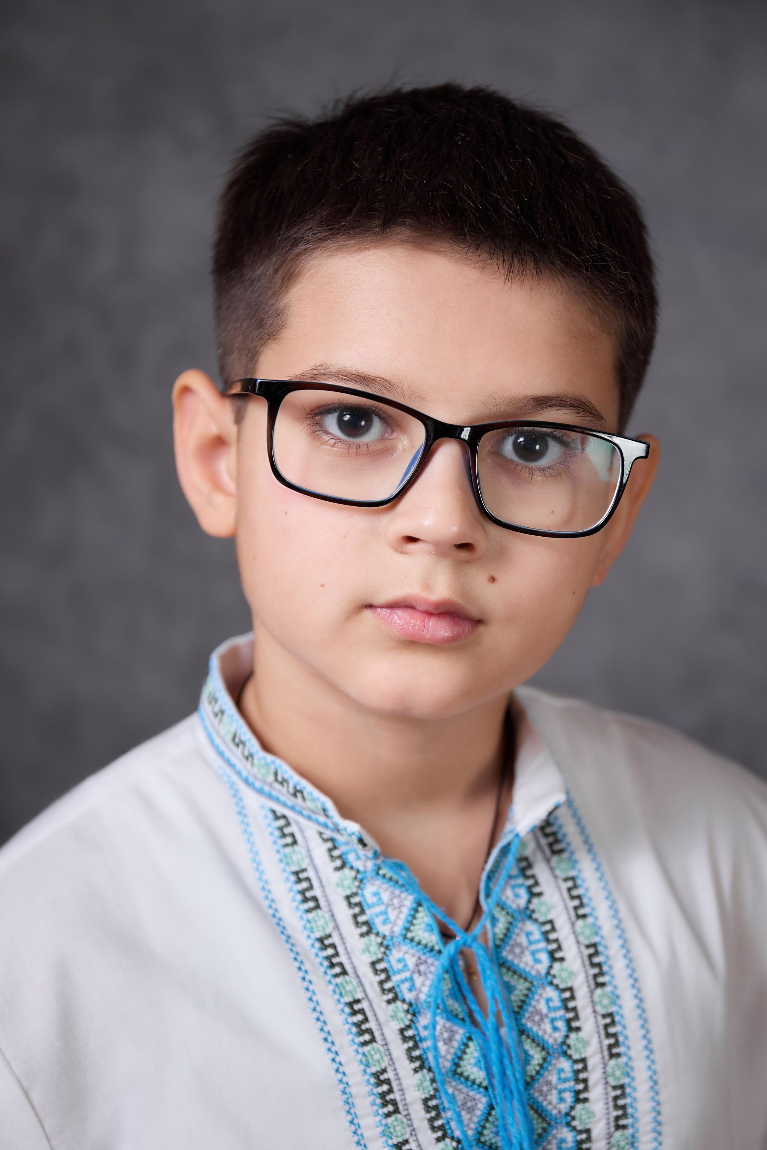 Фото школяра у студії для випускного альбому