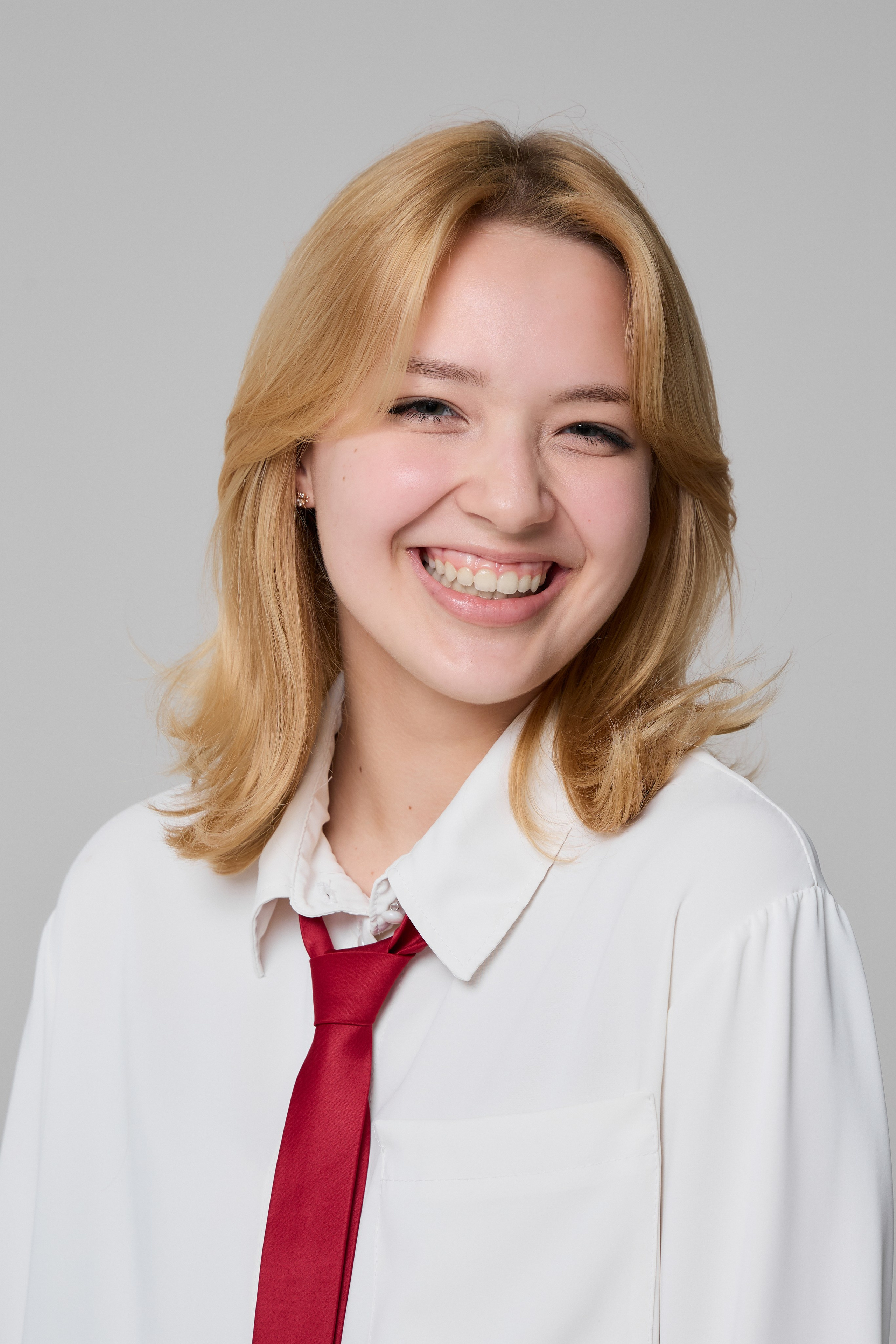 Портрет випускниці у шкільному альбомі