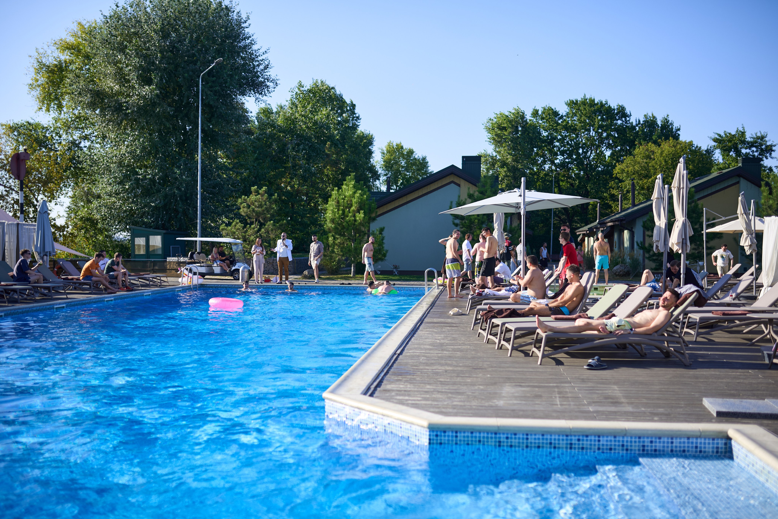 Фотозйомка літнього корпоративу IT-компанії в заміському комплексі з басейном. Фотограф Київ – Репортаж, Події | Павленко Віктор