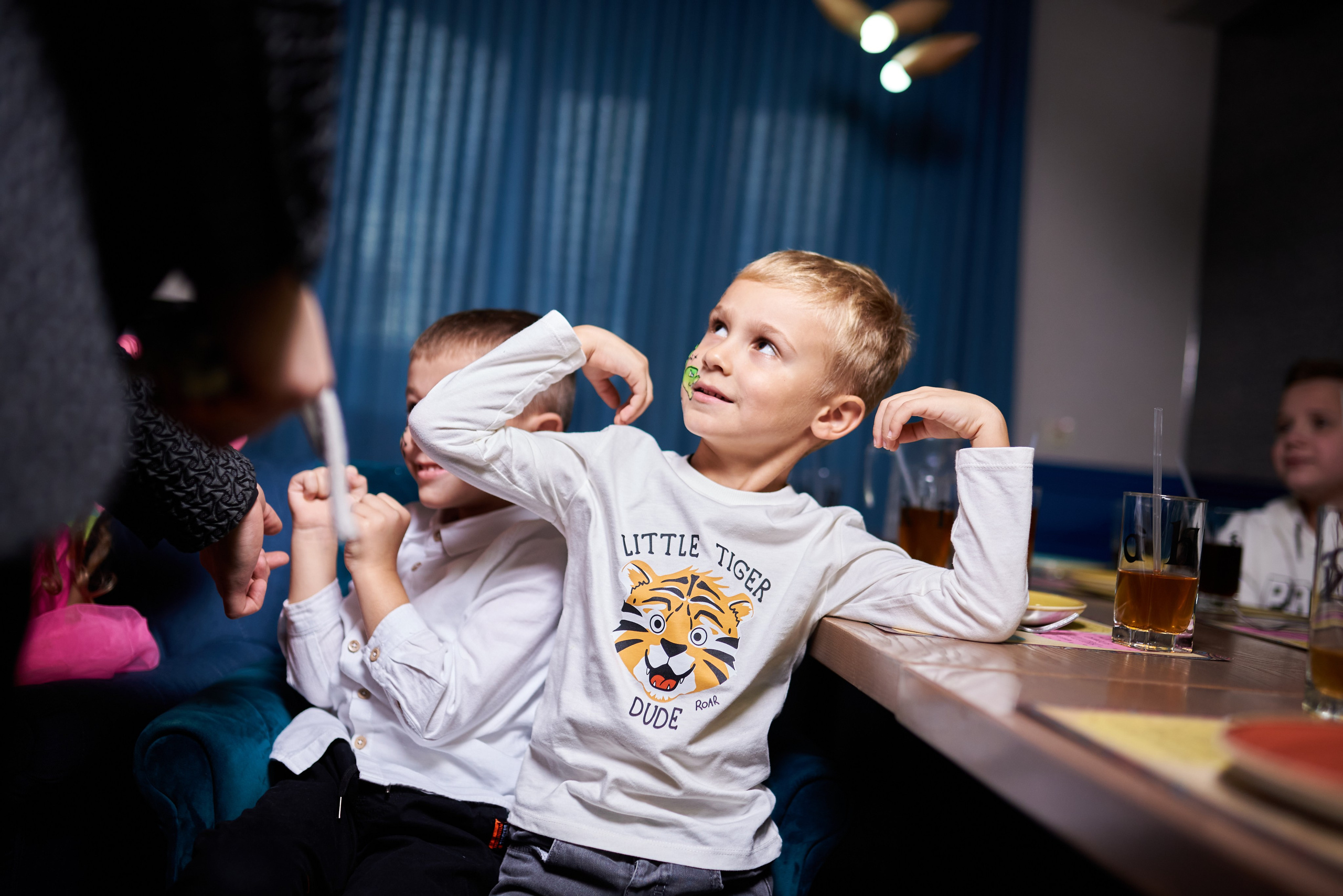 Фотозйомка з аніматорами в стилі Бджілка Мая – яскраві фото з додатковим світлом. Фотограф Київ – Репортаж, Події | Павленко Віктор