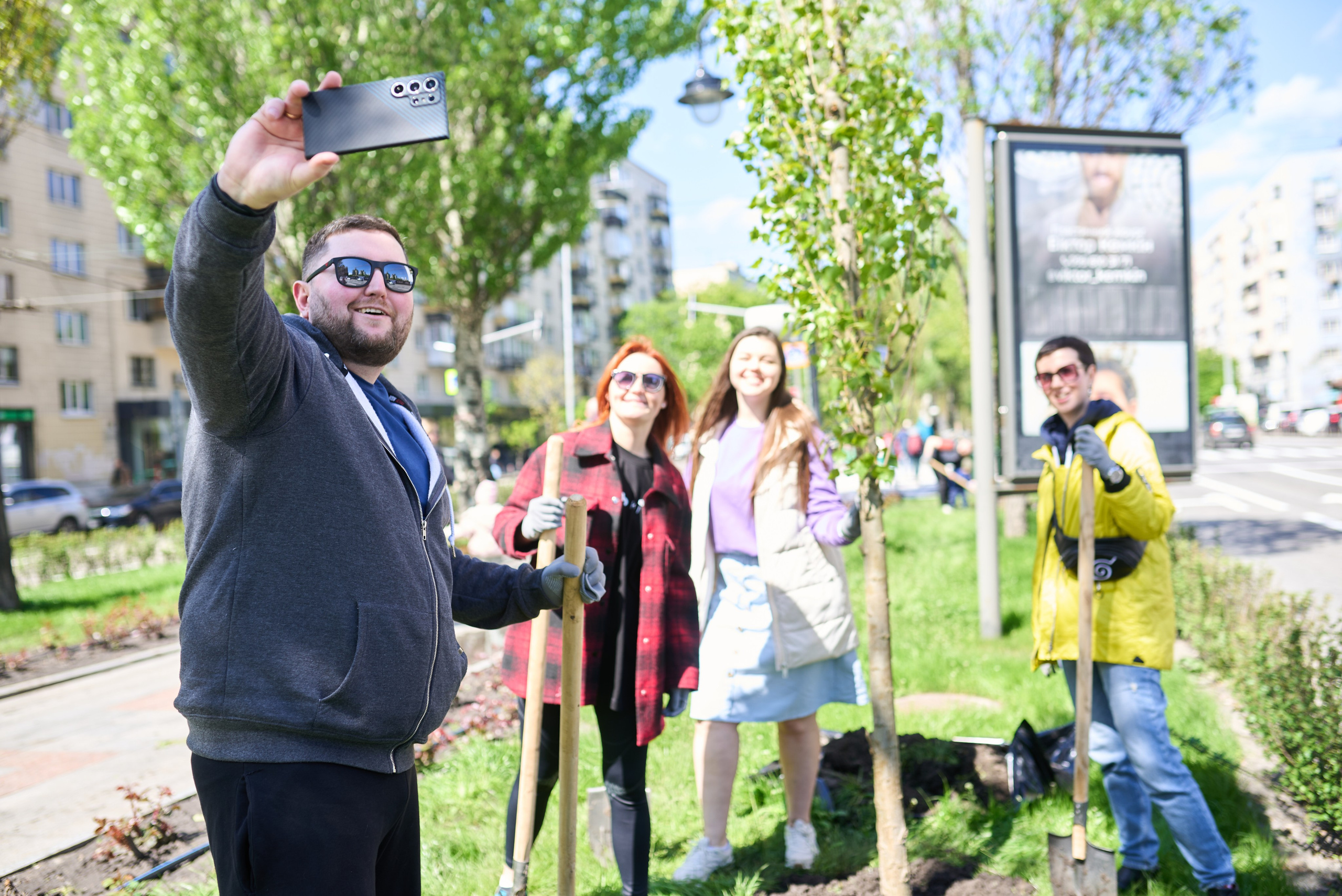 Фотозйомка висадки дерев у центрі Києва — екологічна ініціатива 2025. Фотограф Київ – Репортаж, Події | Павленко Віктор