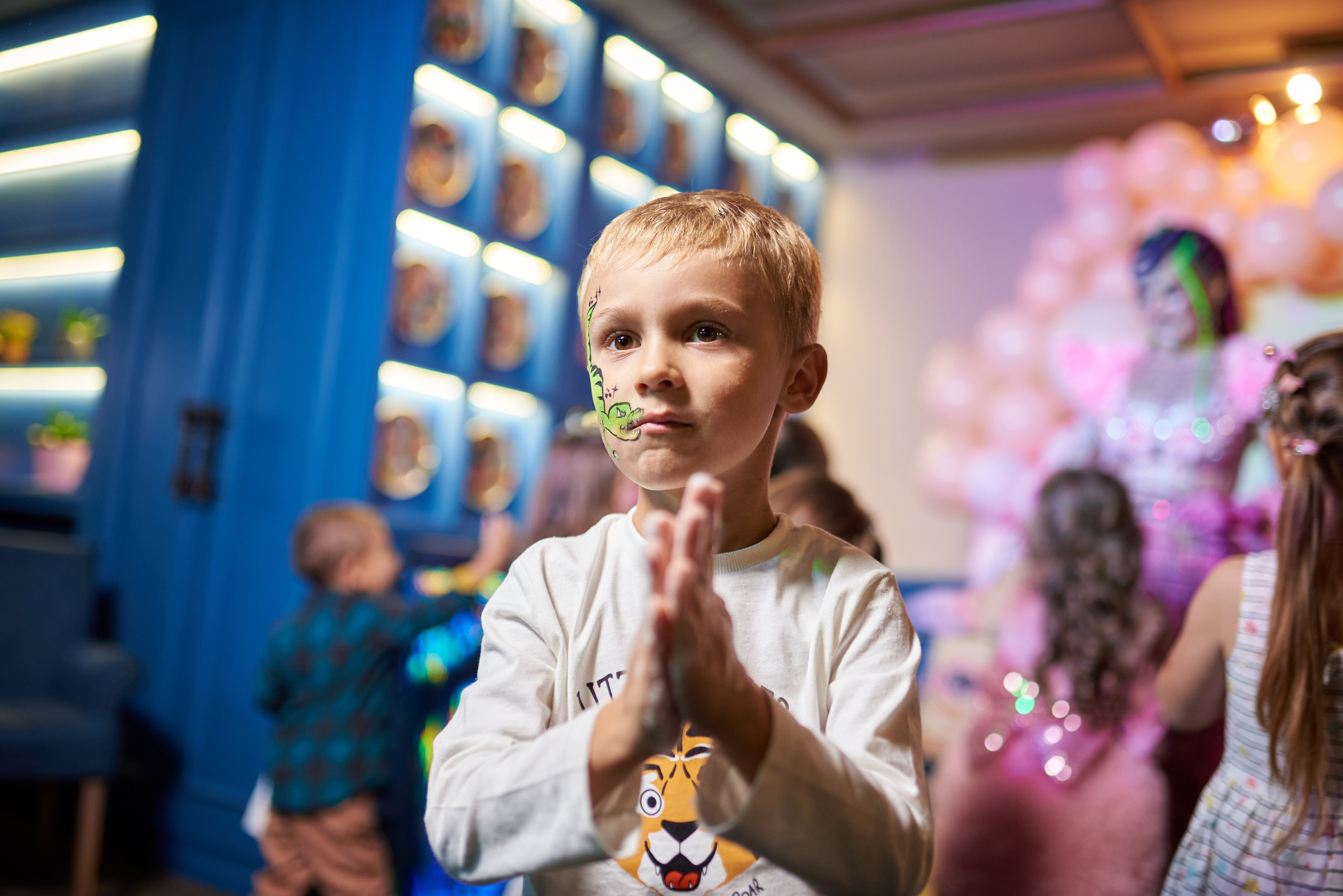 Фотозйомка з аніматорами в стилі Бджілка Мая – яскраві фото з додатковим світлом. Фотограф Київ – Репортаж, Події | Павленко Віктор
