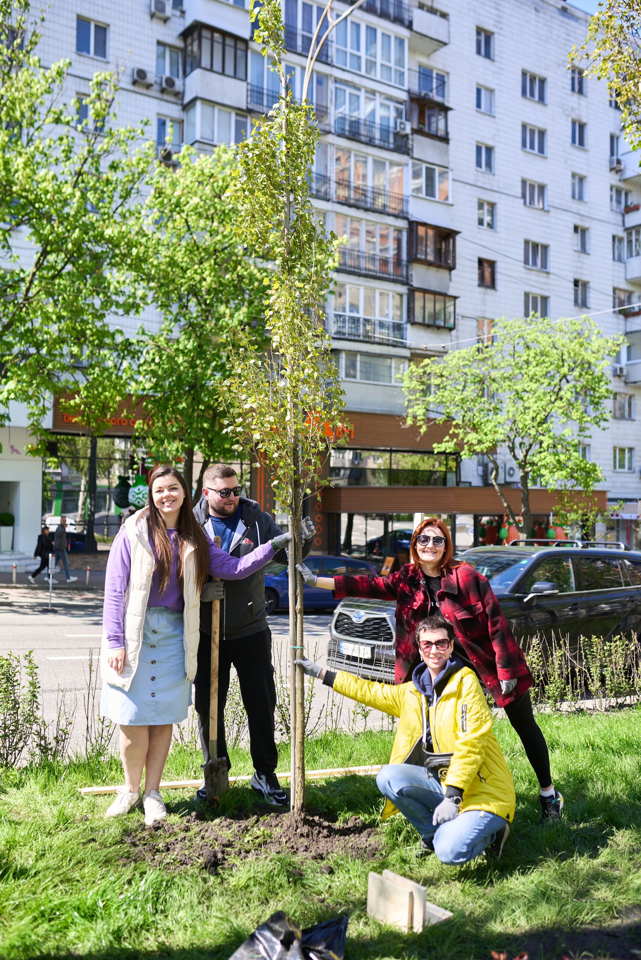 Фотозйомка висадки дерев у центрі Києва — екологічна ініціатива 2025. Фотограф Київ – Репортаж, Події | Павленко Віктор