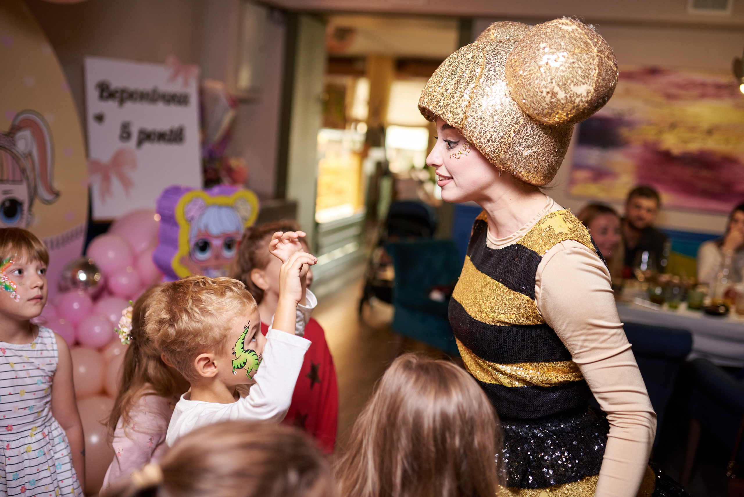 Фотозйомка з аніматорами в стилі Бджілка Мая – яскраві фото з додатковим світлом. Фотограф Київ – Репортаж, Події | Павленко Віктор