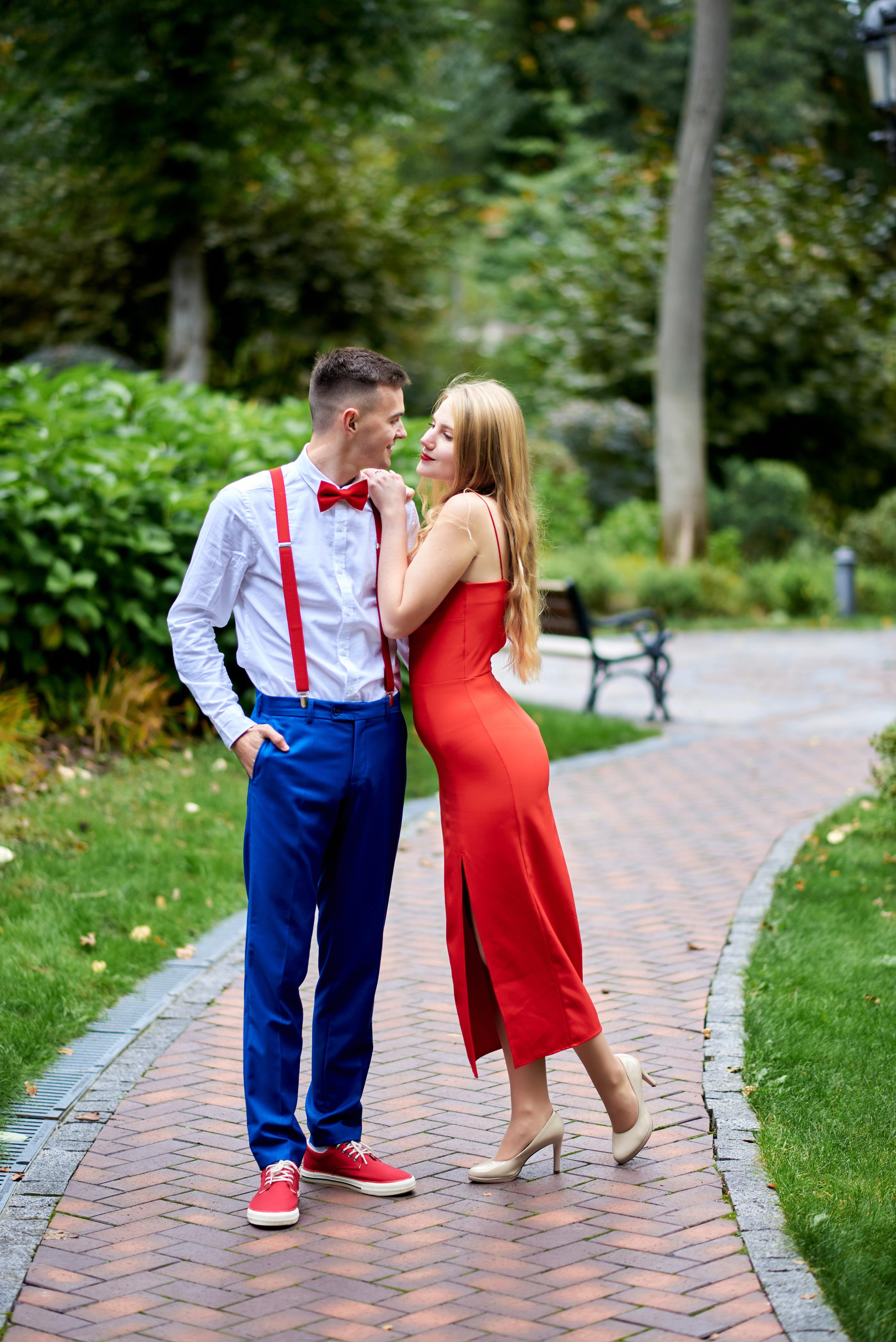 Закохані тримаються за руки на вулиці