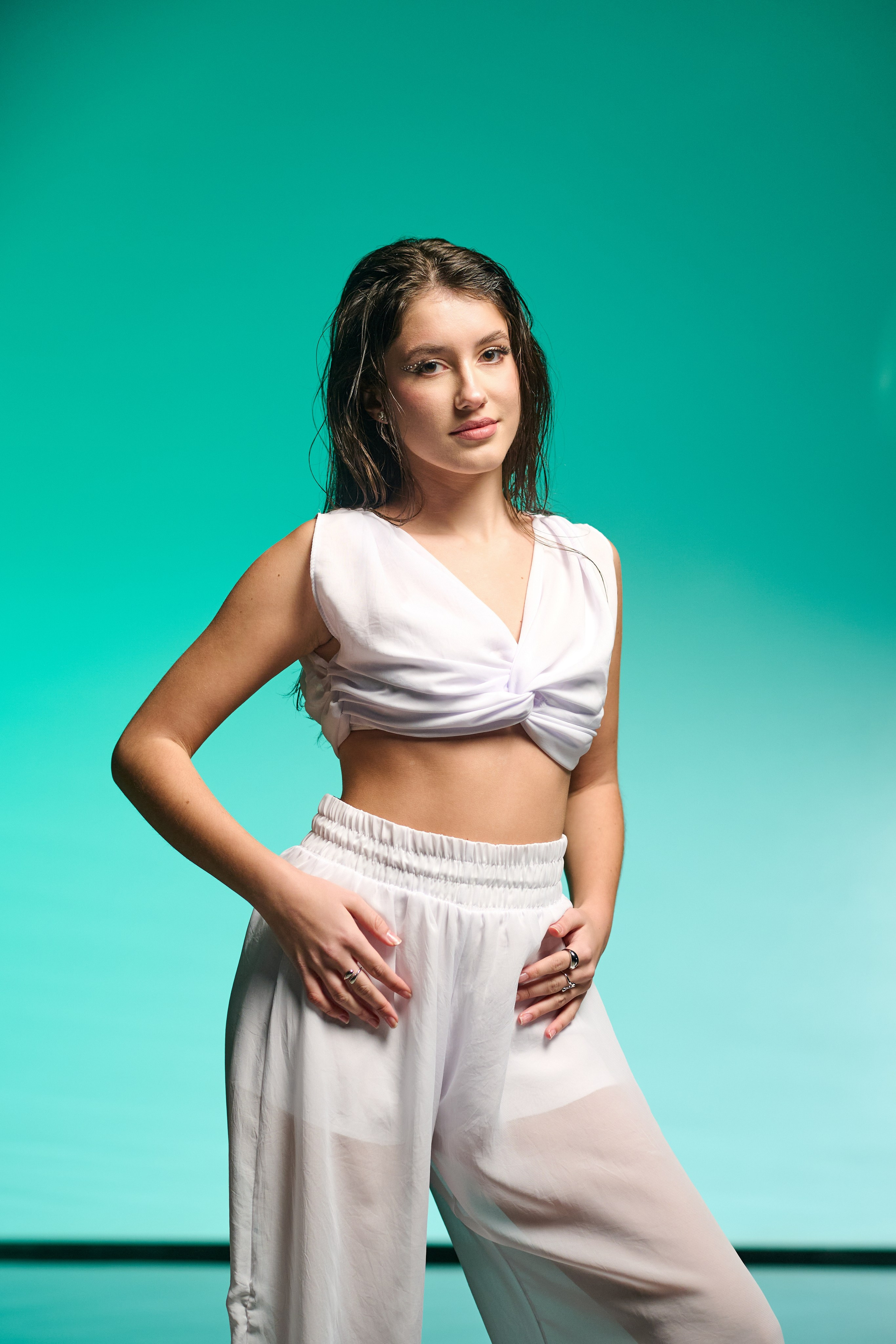 Студійна зйомка з кольоровим світлом та водою