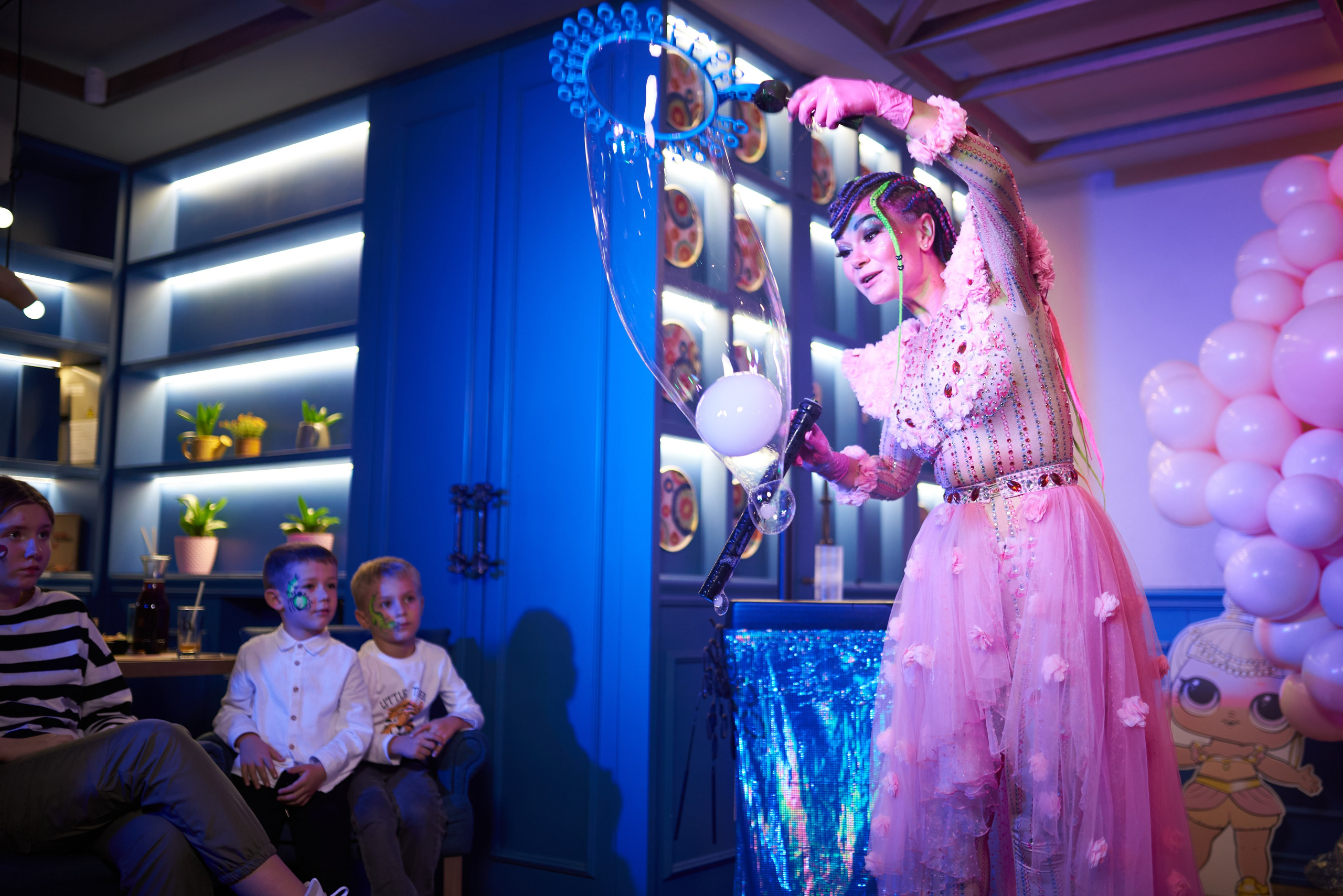 Фотозйомка з аніматорами в стилі Бджілка Мая – яскраві фото з додатковим світлом. Фотограф Київ – Репортаж, Події | Павленко Віктор