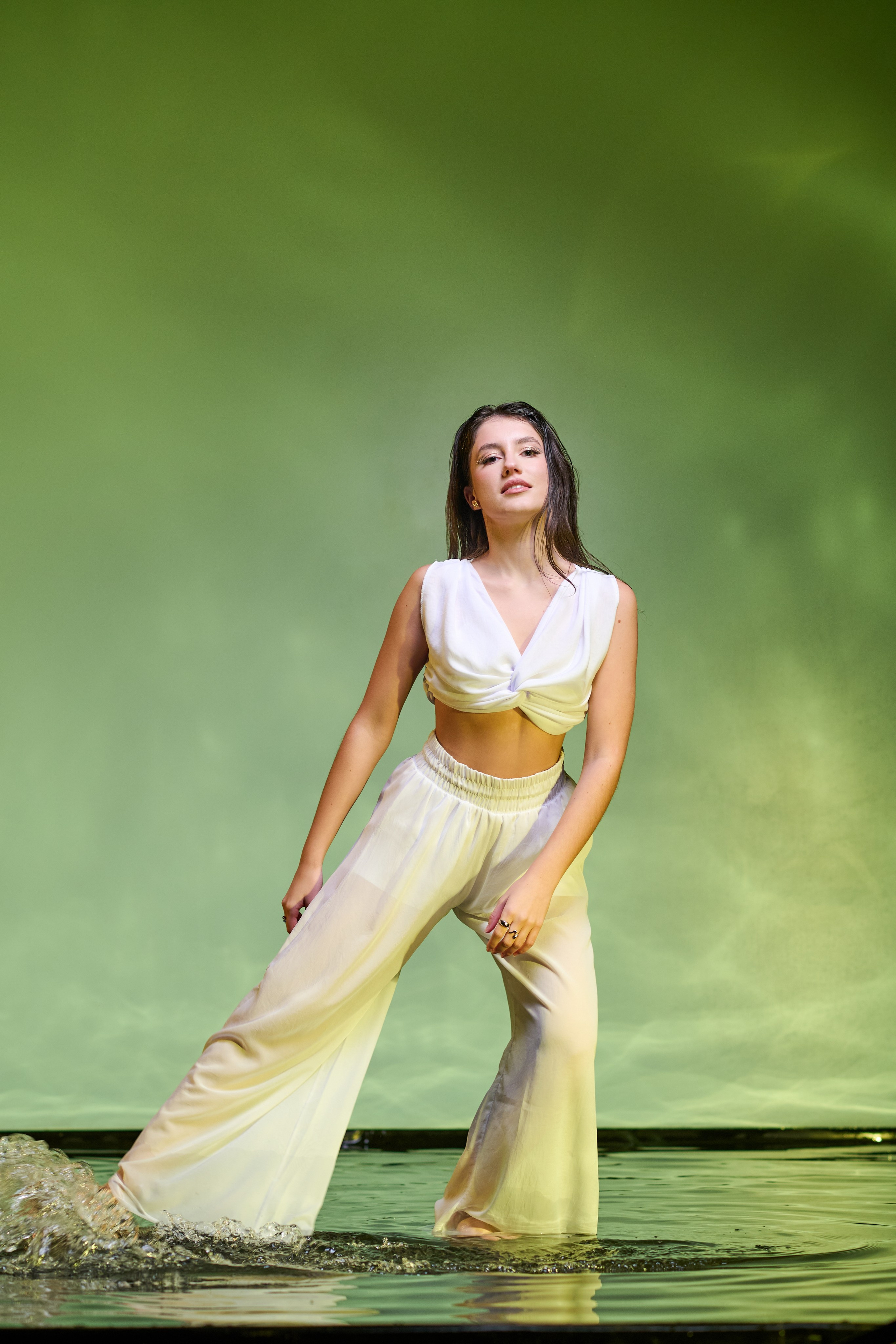 Креативна фотозйомка з ефектом дощу у фотостудії