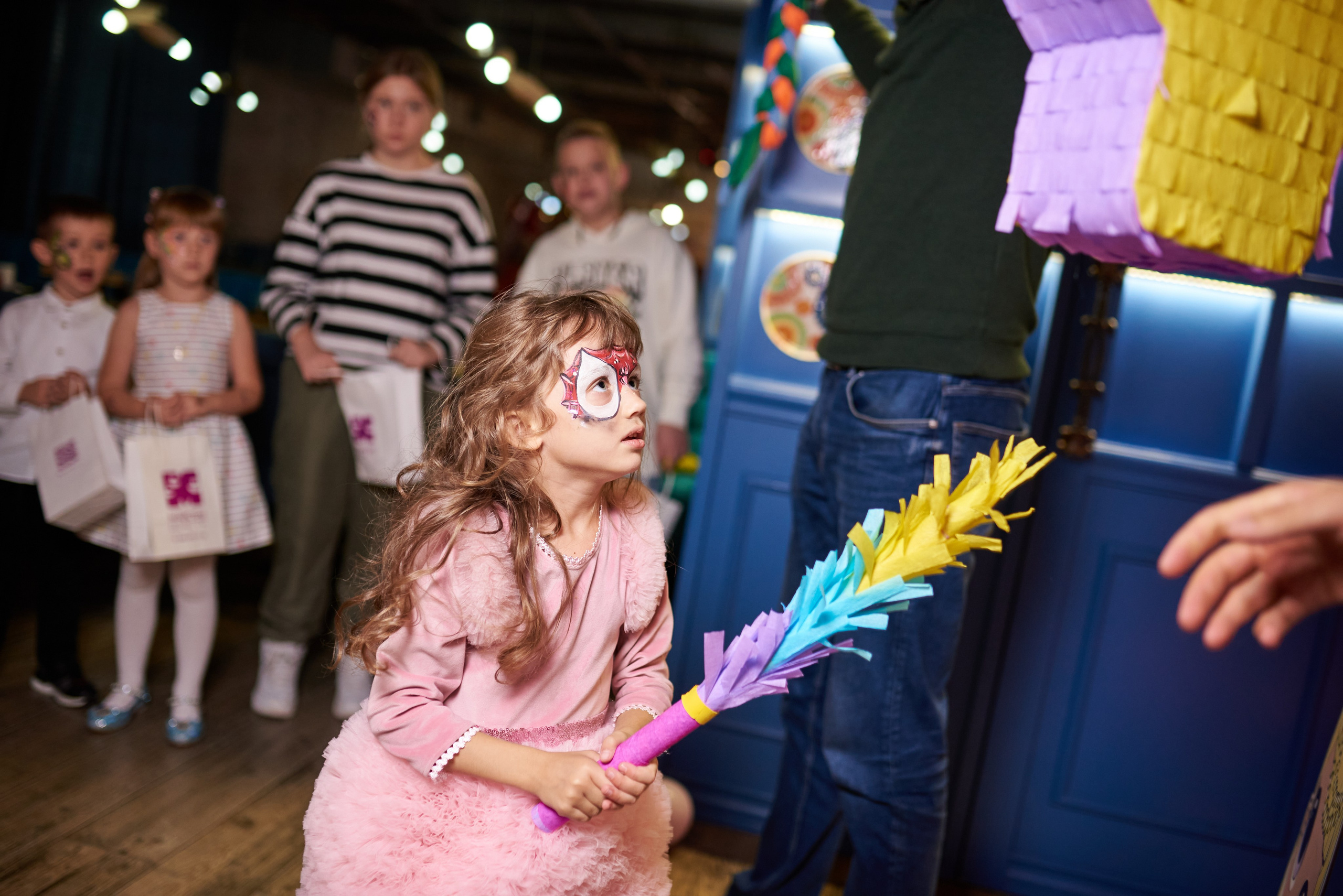 Фотозйомка з аніматорами в стилі Бджілка Мая – яскраві фото з додатковим світлом. Фотограф Київ – Репортаж, Події | Павленко Віктор